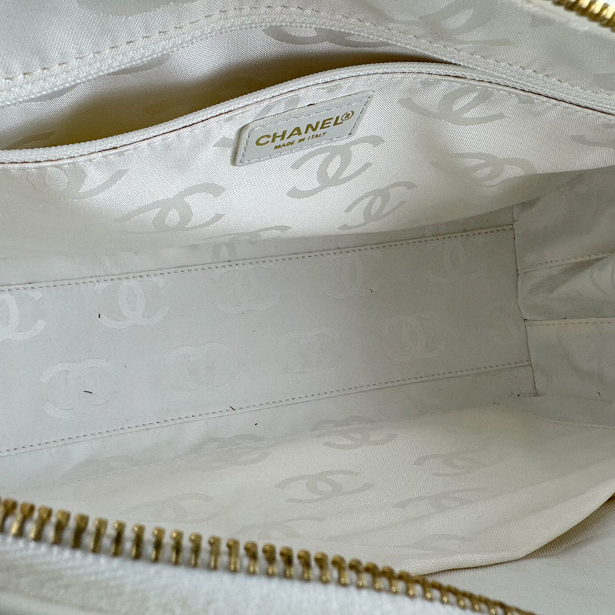Chanel White Leather Handbag (Pre-Owned)