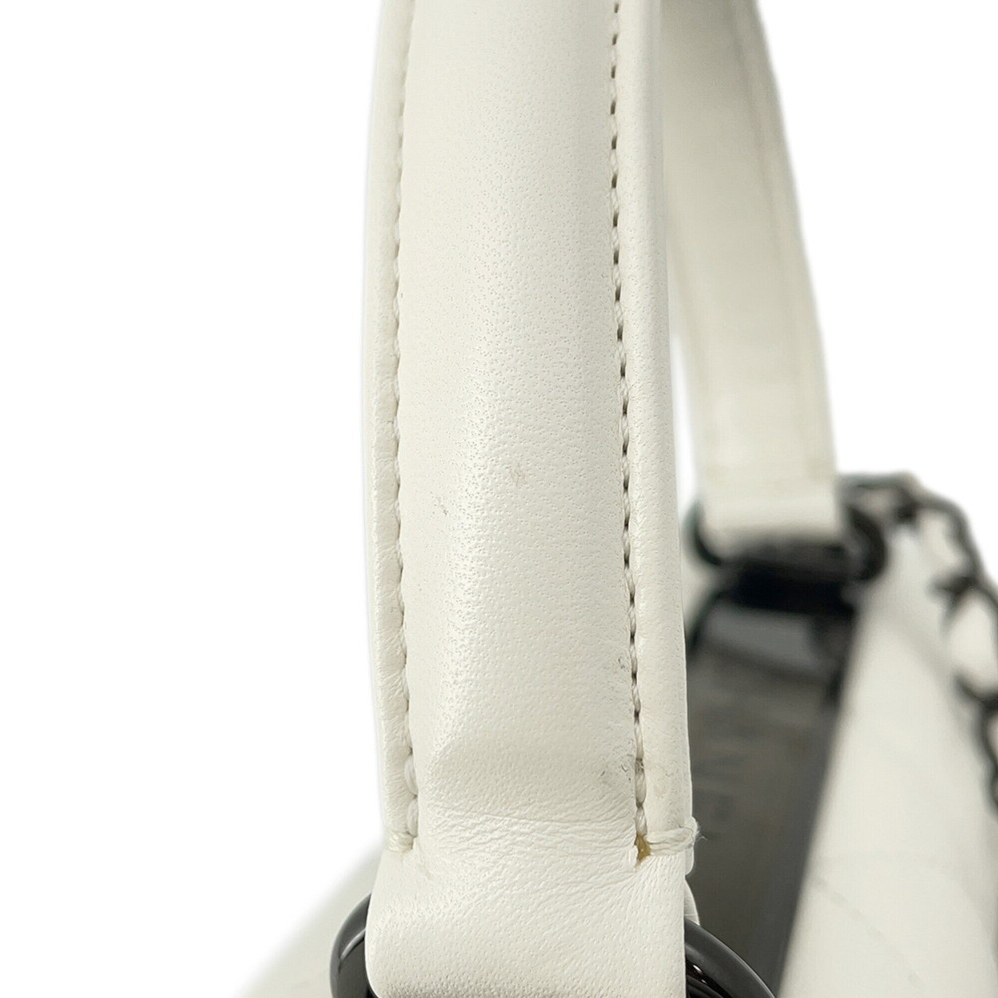 Chanel White Leather Handbag (Pre-Owned)