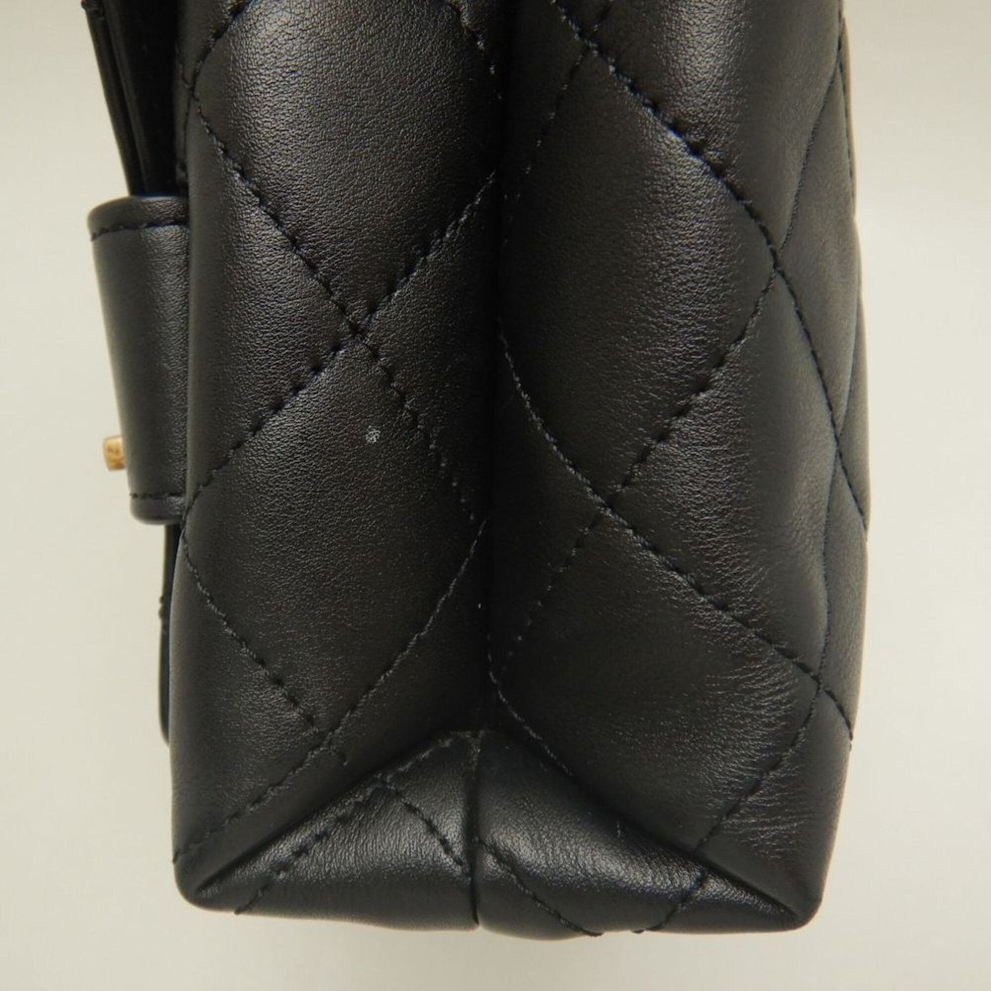 Chanel Black Leather Shoulder Bag (Pre-Owned)