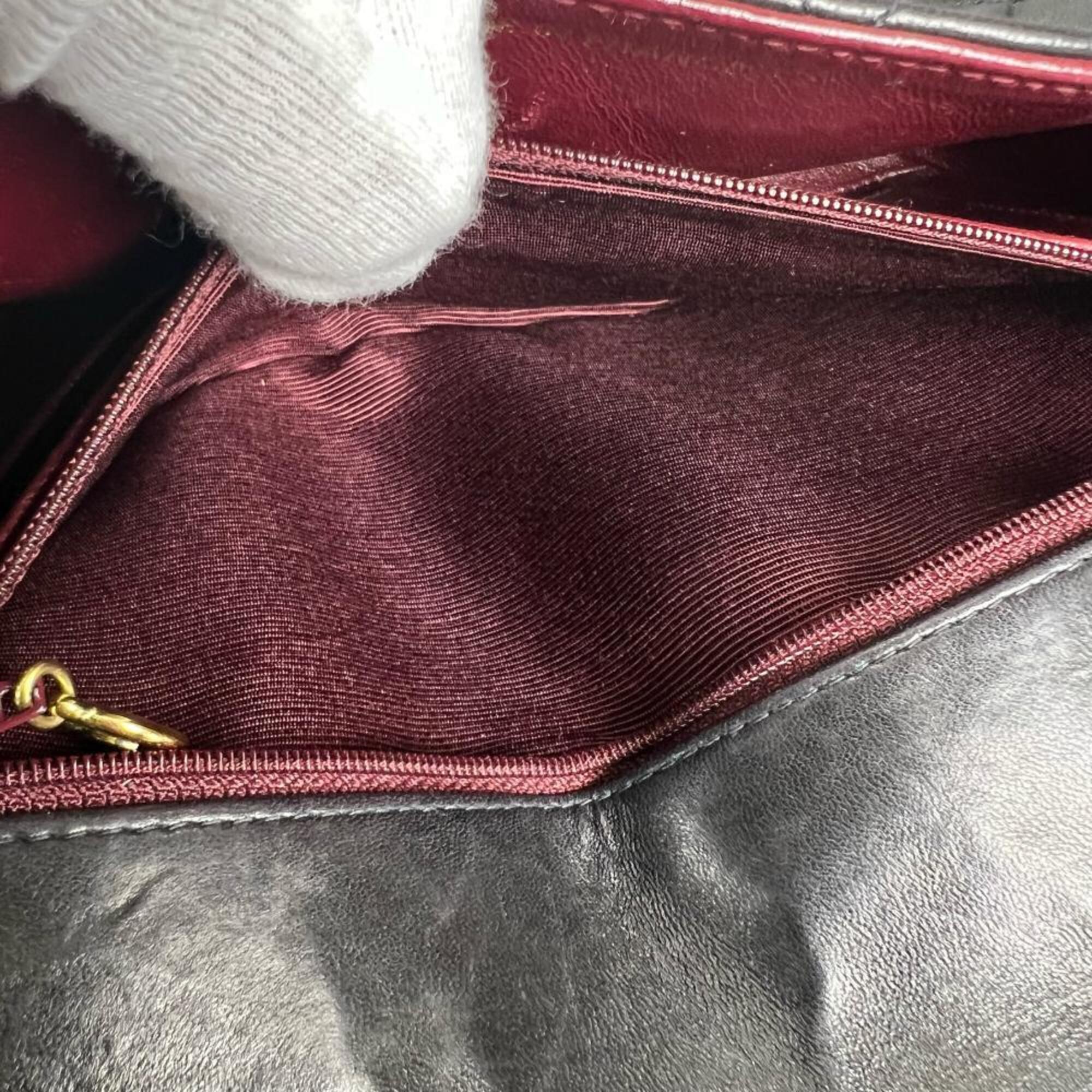 Chanel Black Leather Shoulder Bag (Pre-Owned)