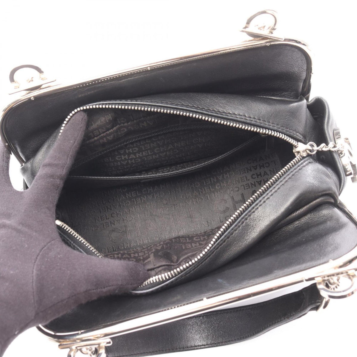 Chanel Black Leather Handbag (Pre-Owned)