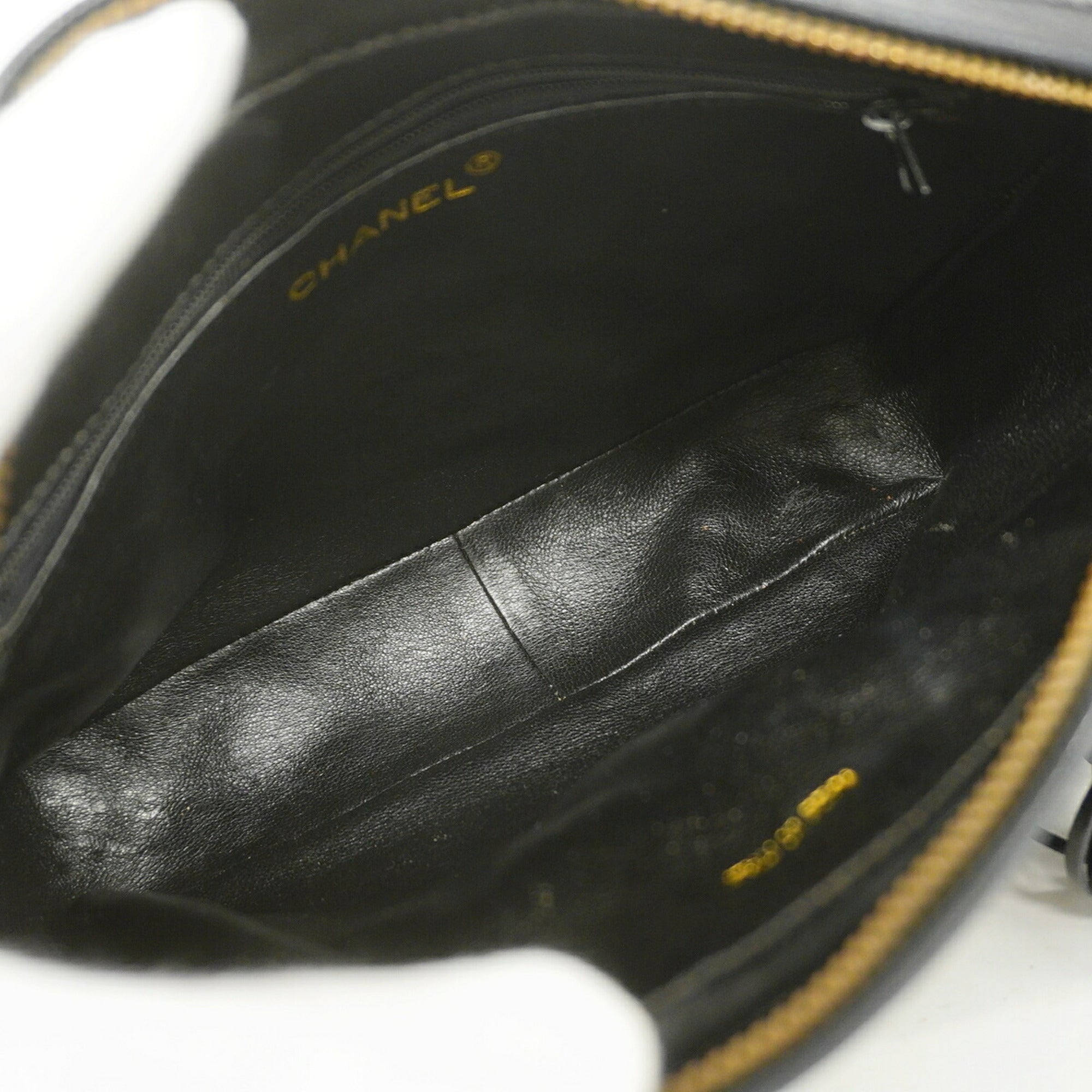 Chanel Black Leather Shoulder Bag (Pre-Owned)