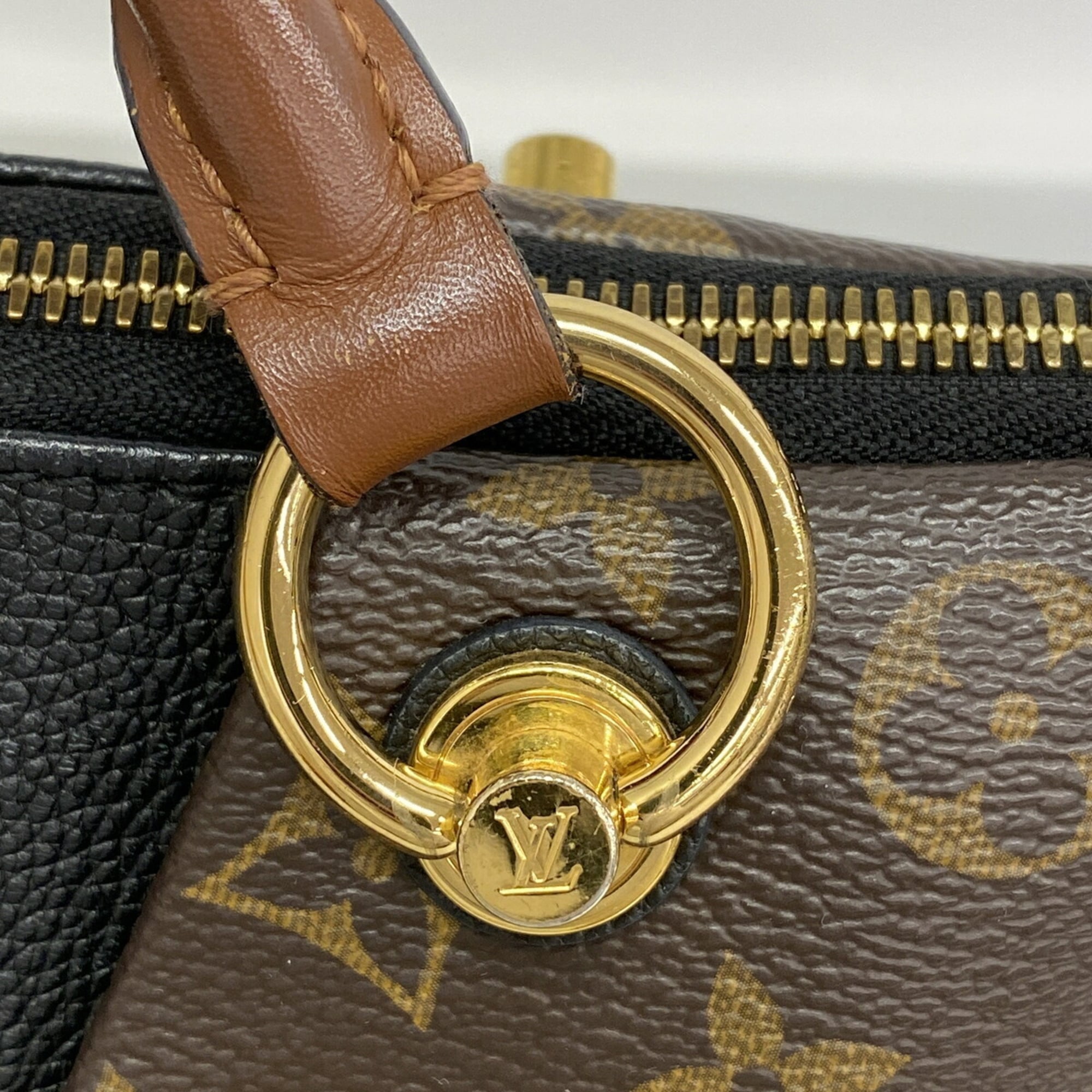 Louis Vuitton Noir Handbag (Pre-Owned)