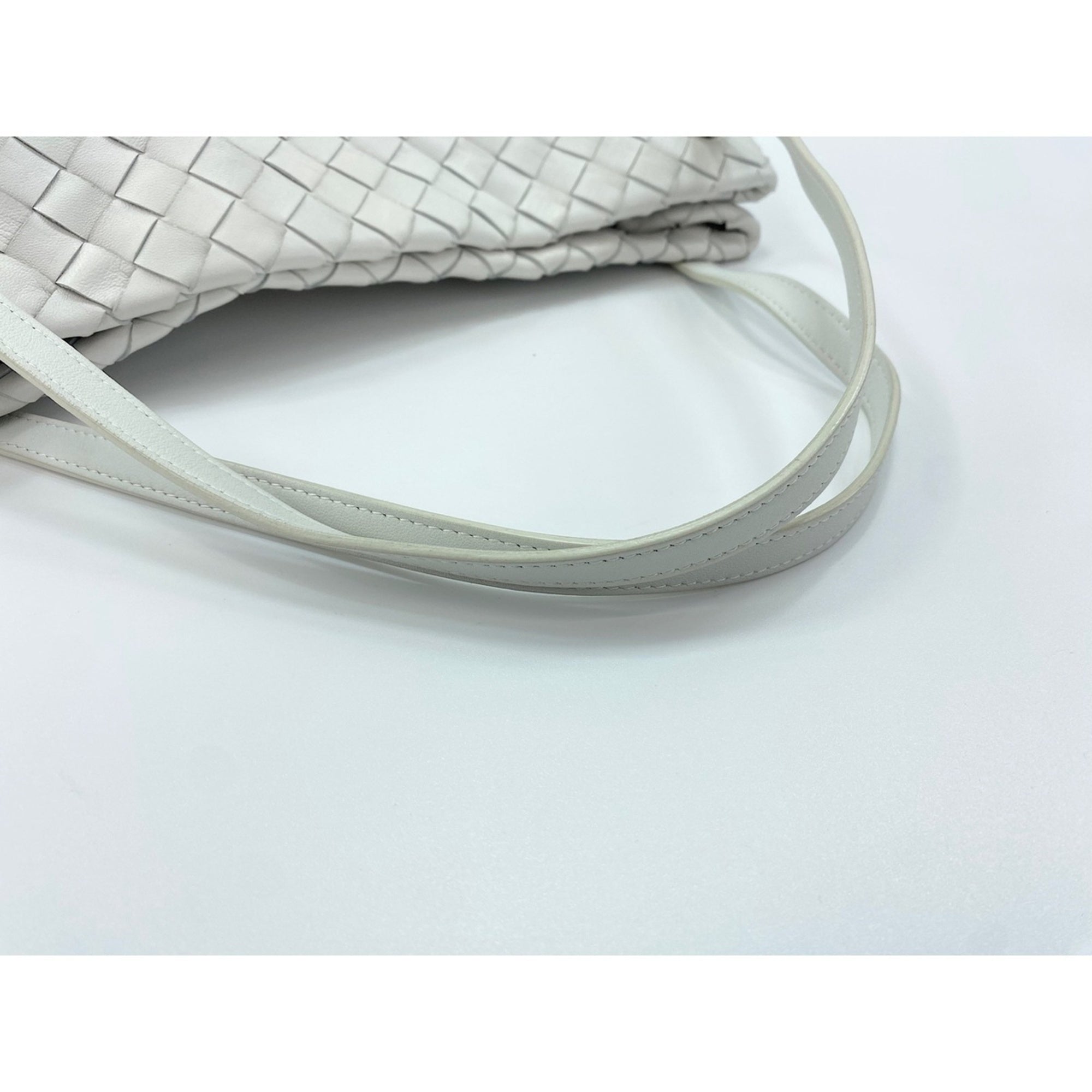 Bottega Veneta Intrecciato White Intrecciato Tote Bag (Pre-Owned)