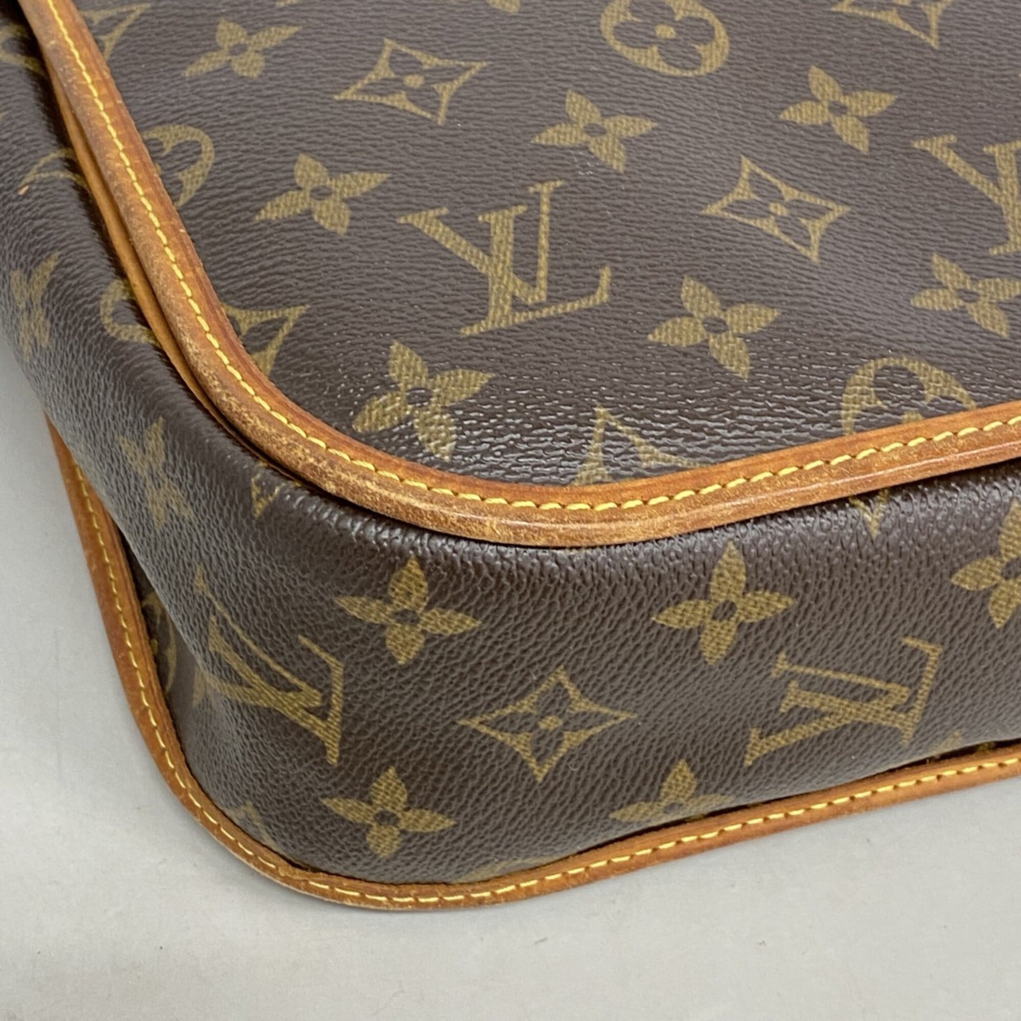 Louis Vuitton Brown Shoulder Bag (Pre-Owned)