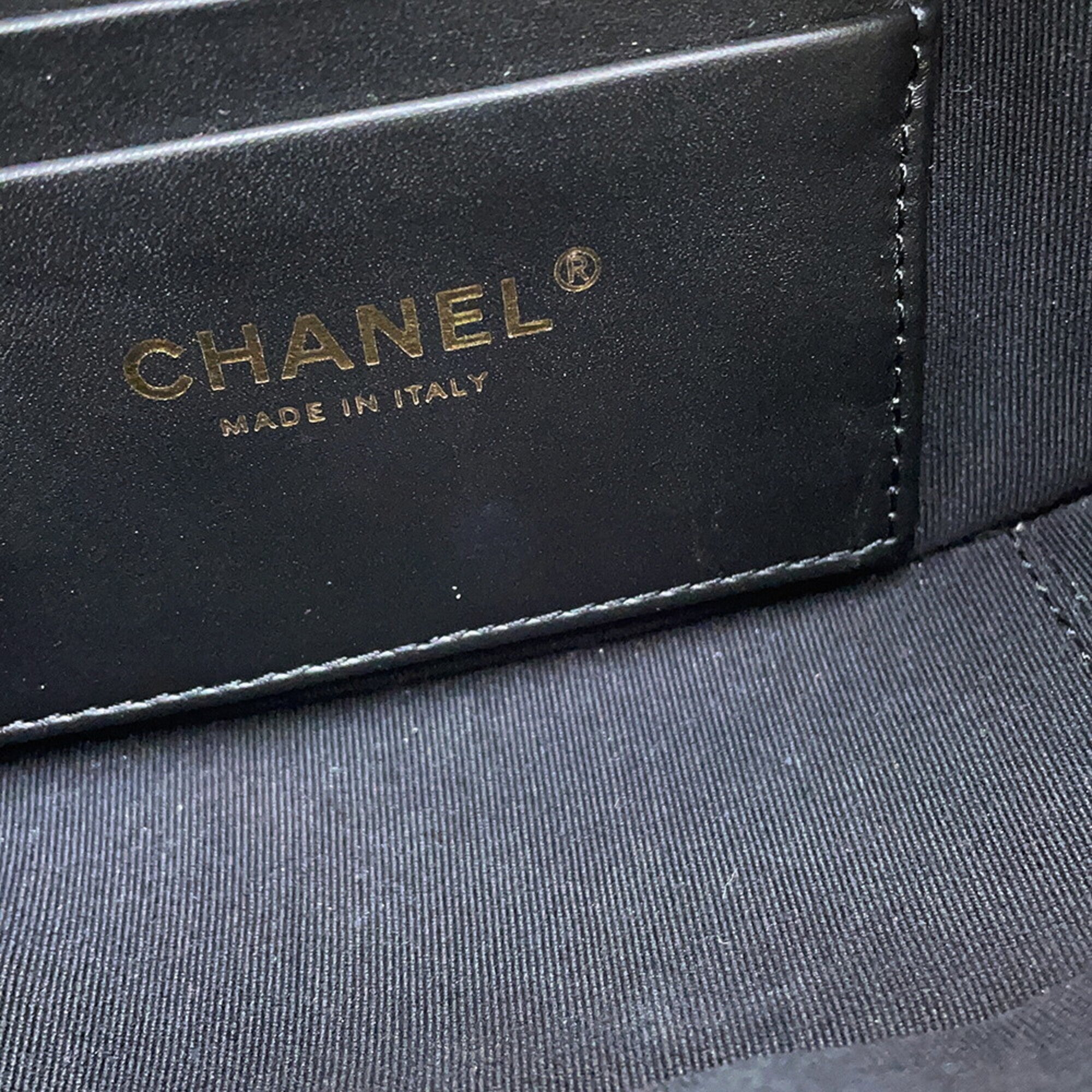 Chanel Matelasse White Grained Calfskin Shoulder Bag (Pre-Owned)
