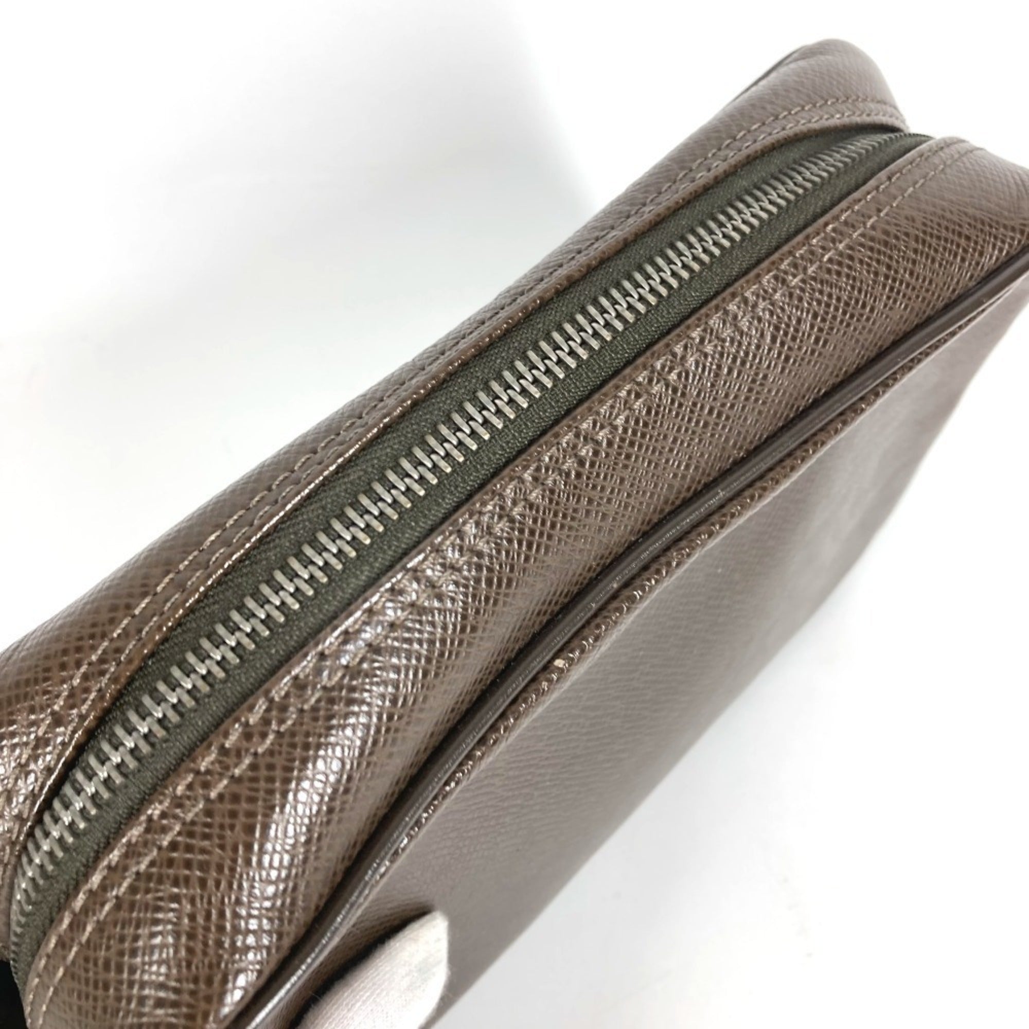 Louis Vuitton Brown Grizzly Taiga Leather Leather Clutch Bag (Pre-Owned)