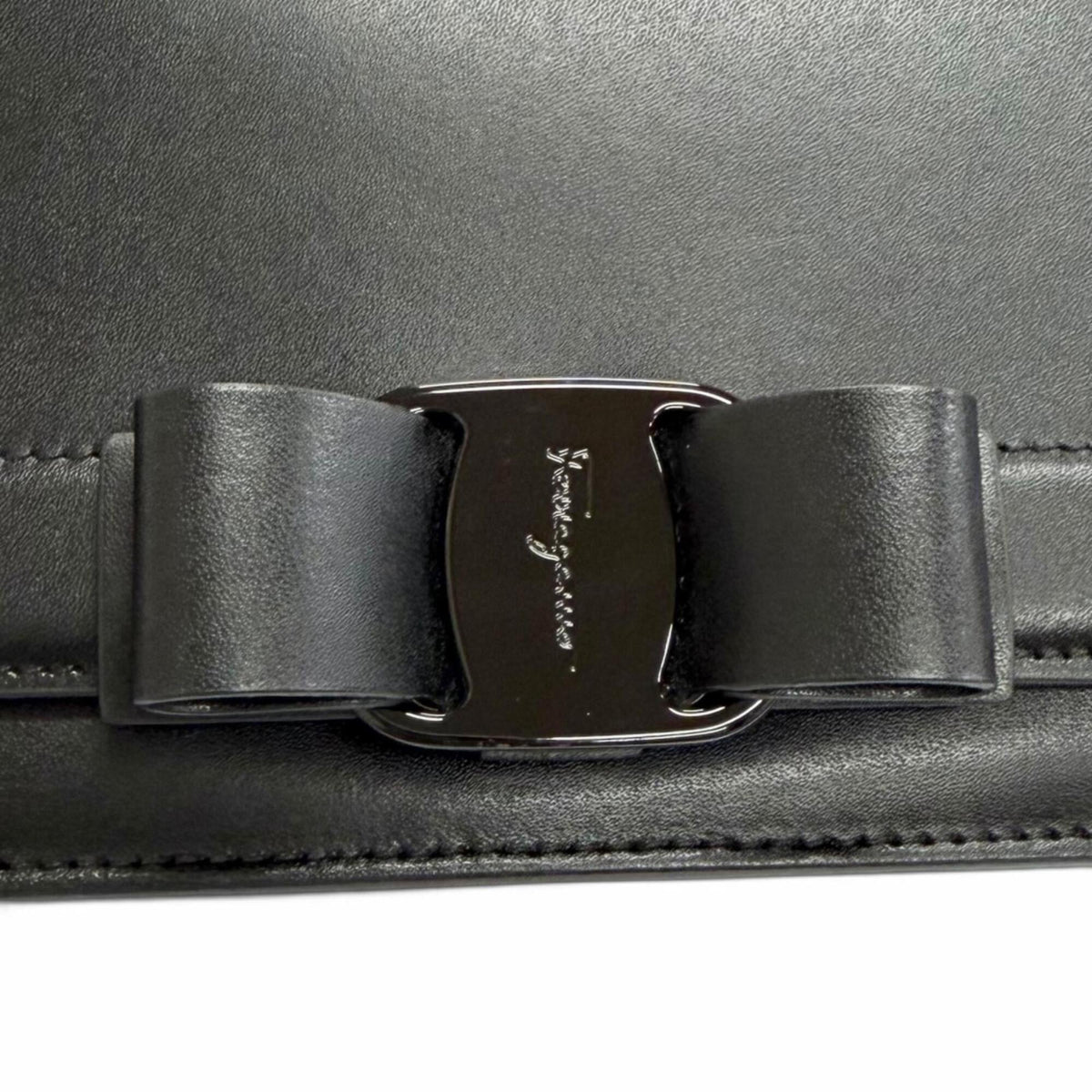Salvatore Ferragamo Black Leather Shoulder Bag (Pre-Owned)