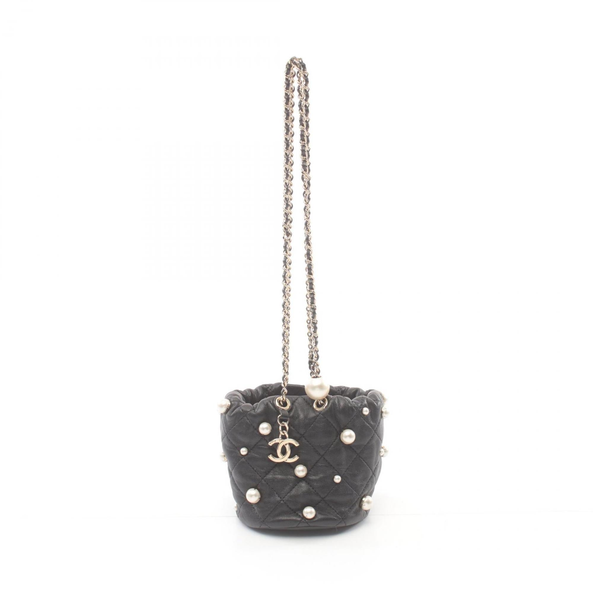Chanel Black Leather Shoulder Bag (Pre-Owned)
