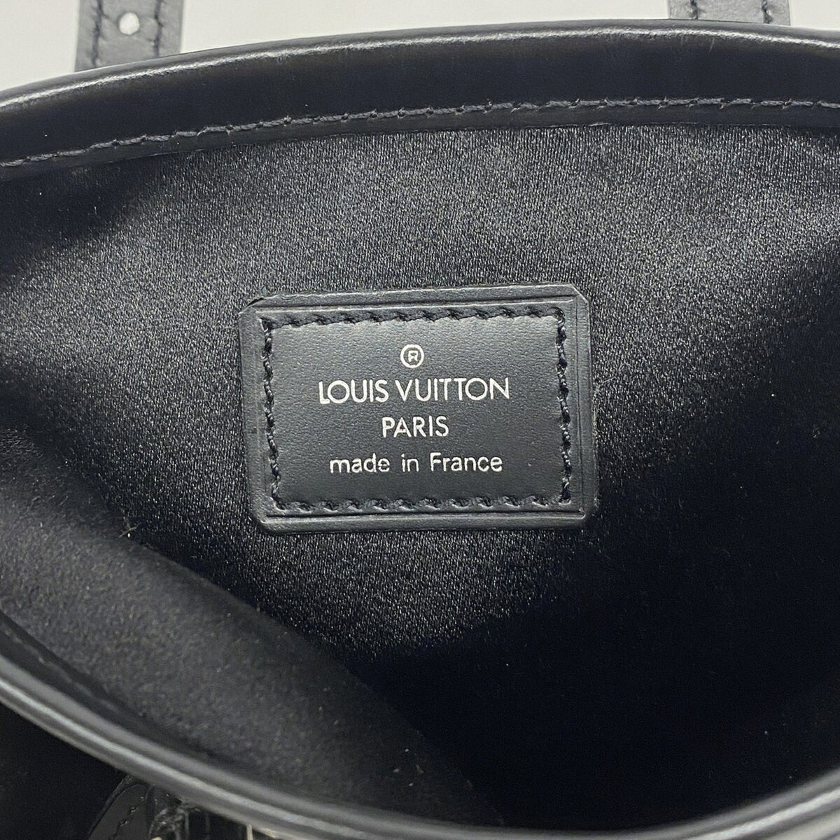 Louis Vuitton Noir Handbag (Pre-Owned)