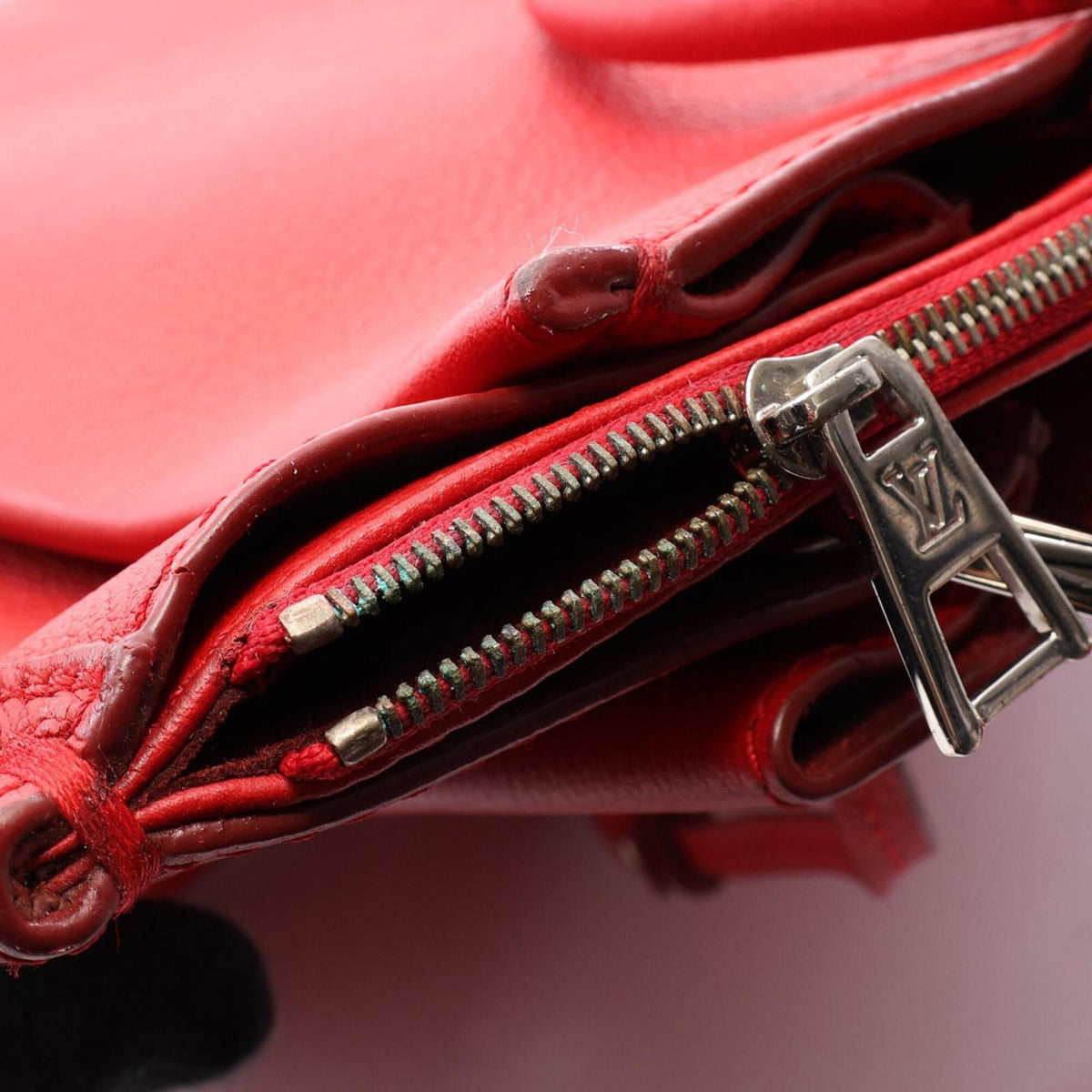 Louis Vuitton Red Color Leather Handbag Tote Bag (Pre-Owned)