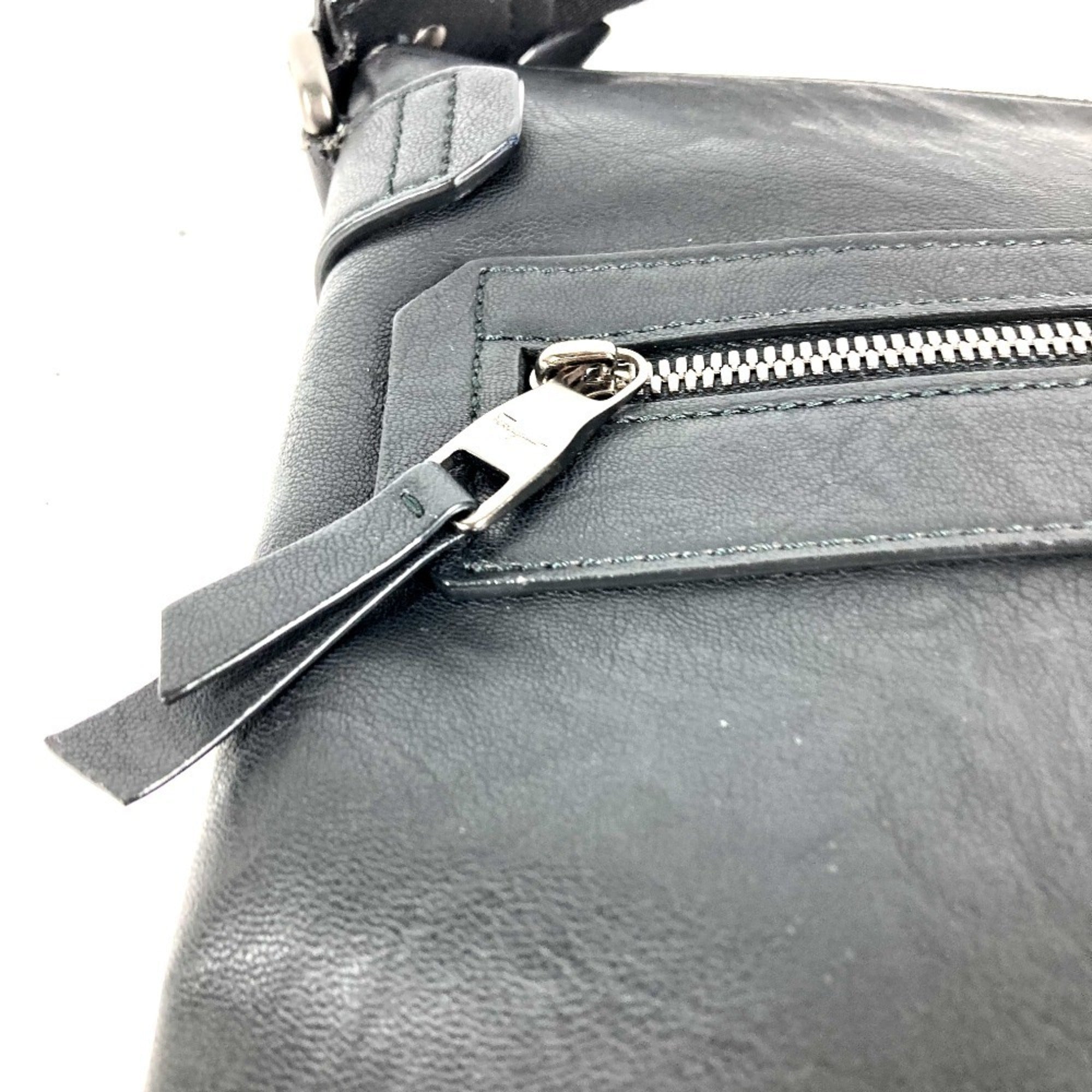 Salvatore Ferragamo Black Leather Shoulder Bag (Pre-Owned)
