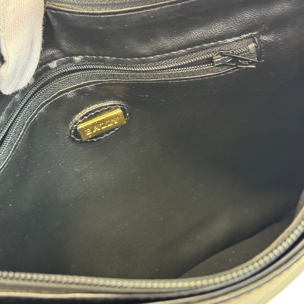 Bally Black Leather Pochette Shoulder Bag (Pre-Owned)