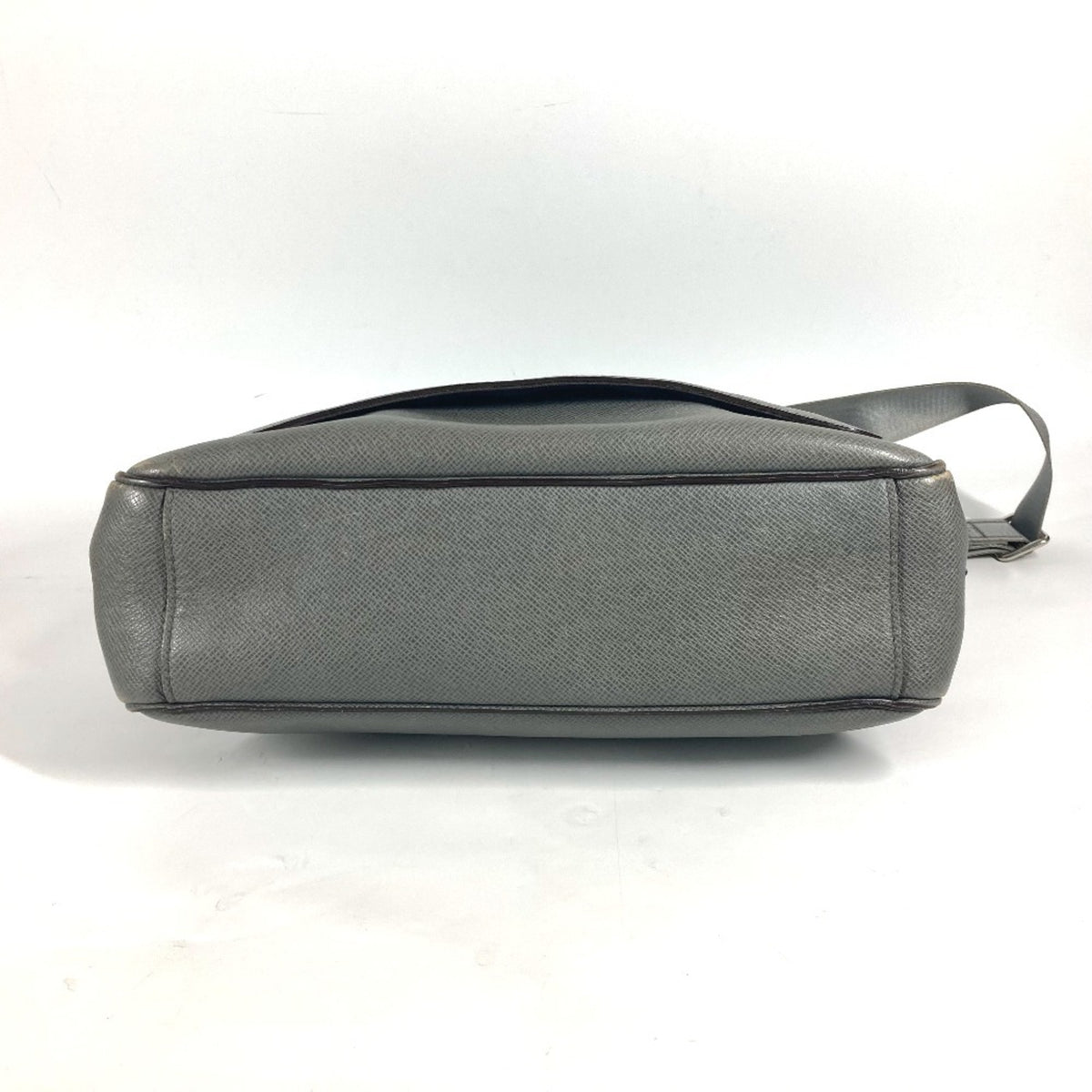 Louis Vuitton Gray Taiga Leather Messenger Bag Shoulder Bag (Pre-Owned)