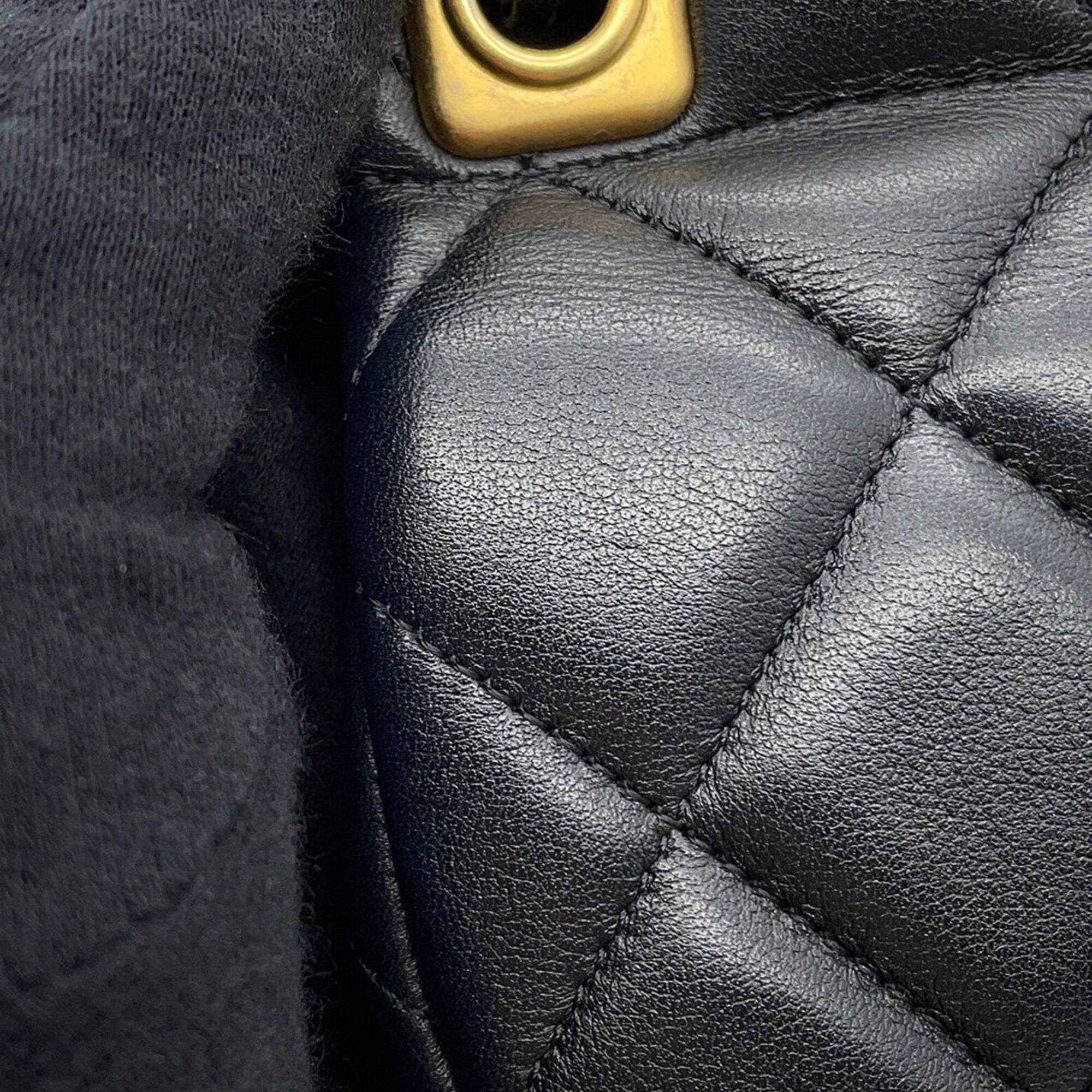 Chanel Black Leather Shoulder Bag (Pre-Owned)