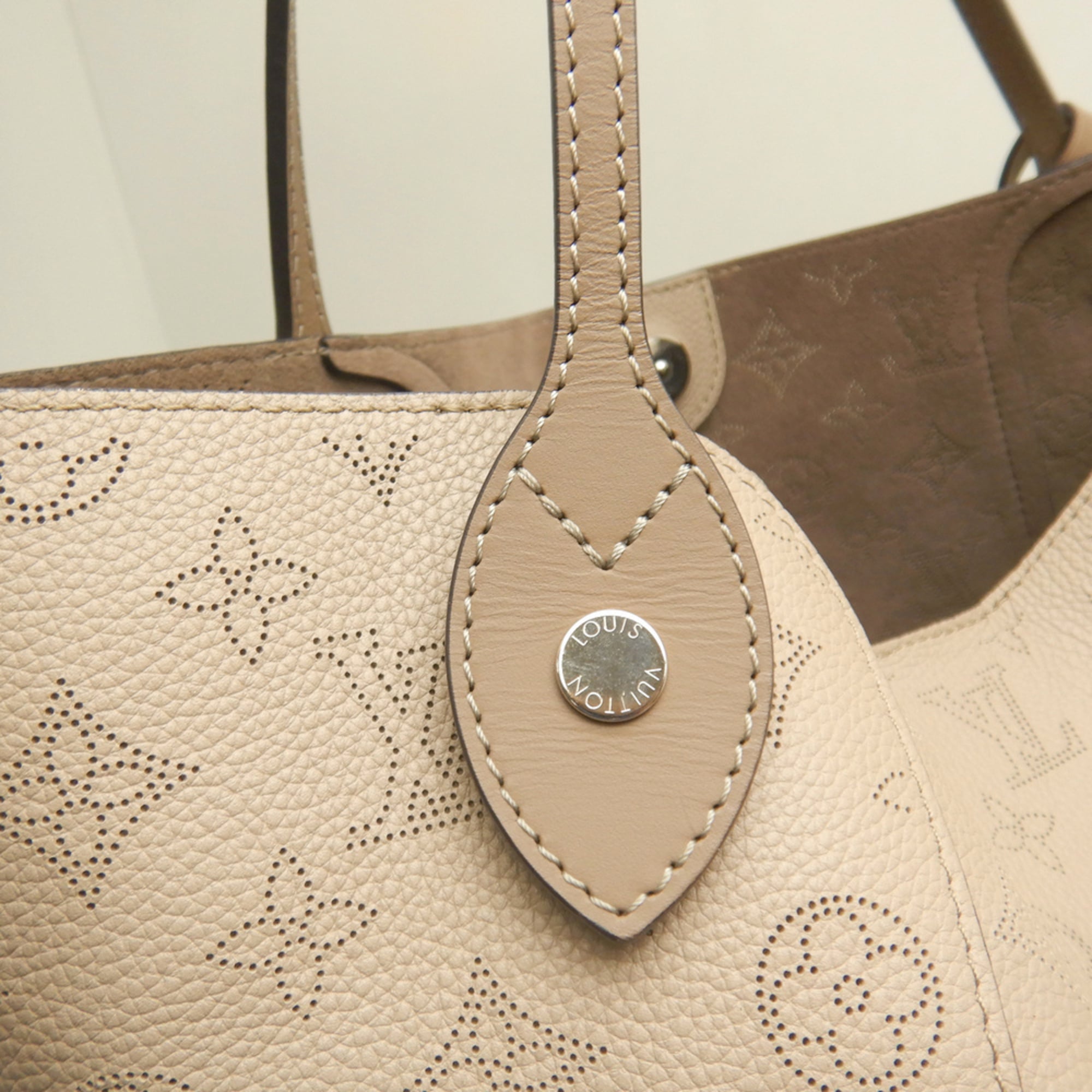 Louis Vuitton Galle Mahina Leather Pouch Tote Bag (Pre-Owned)