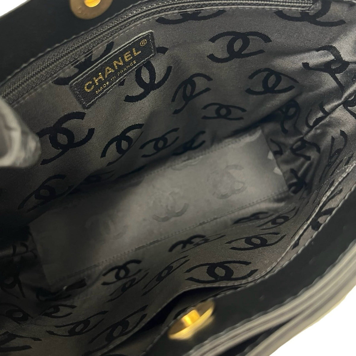 Chanel Black Leather Handbag (Pre-Owned)