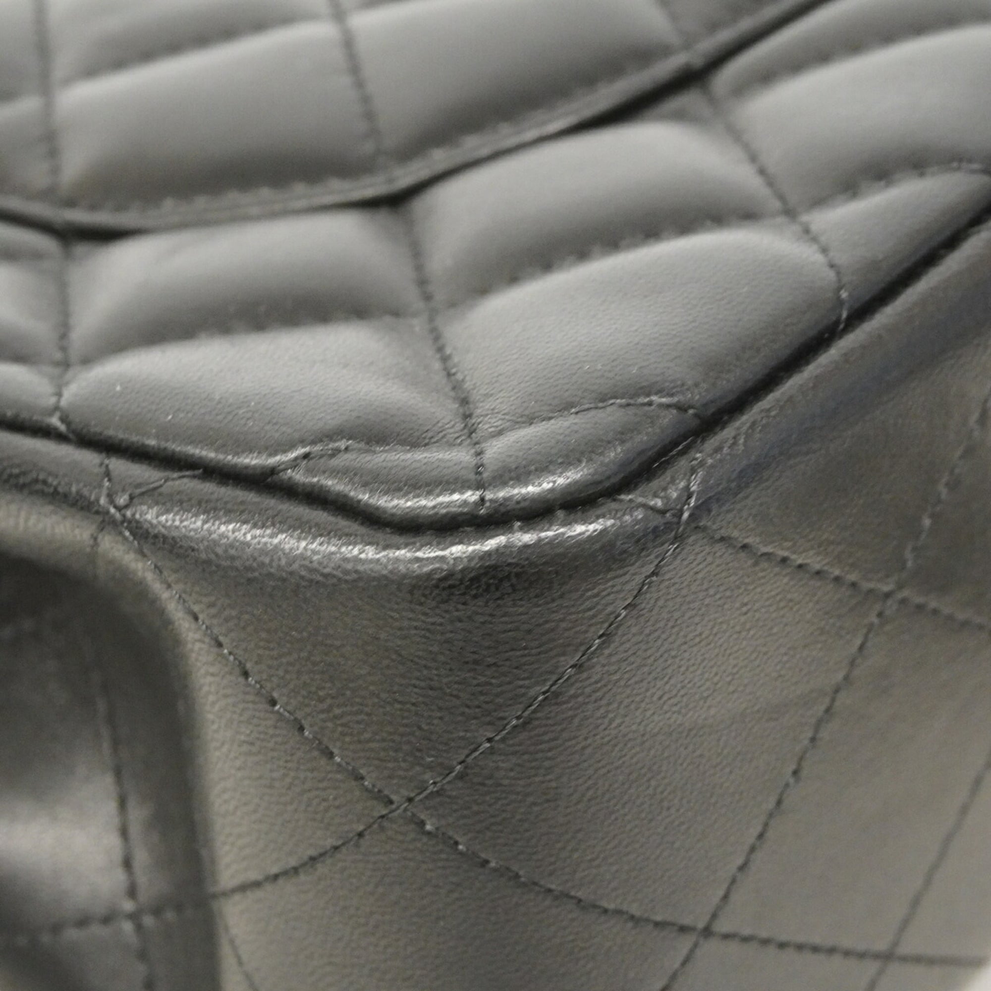 Chanel Black Leather Shoulder Bag (Pre-Owned)