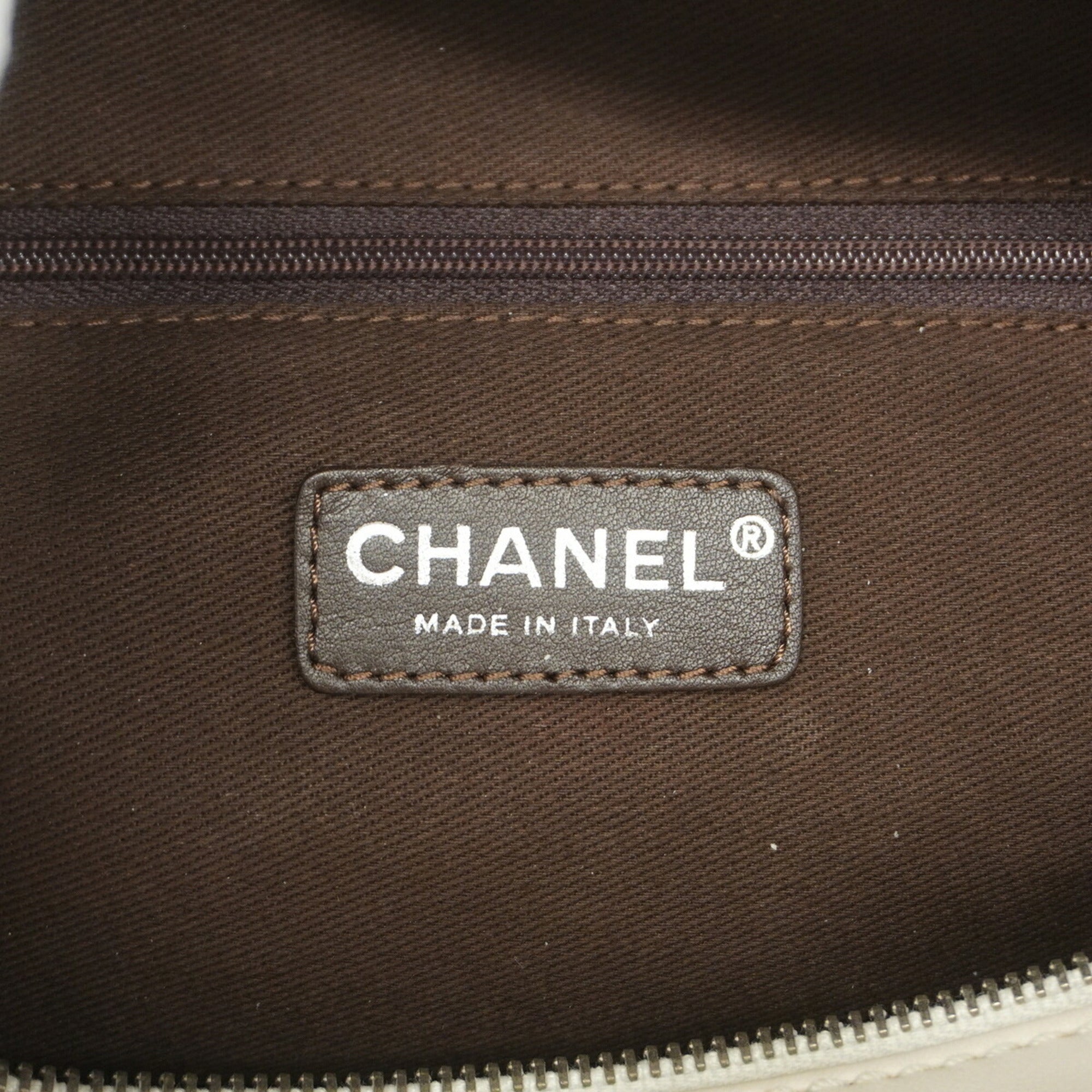 Chanel Ivory Leather Handbag (Pre-Owned)