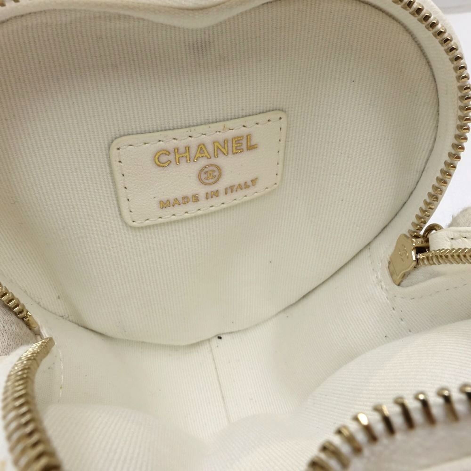 Chanel White Leather Fanny Pack Sling Bag (Pre-Owned)