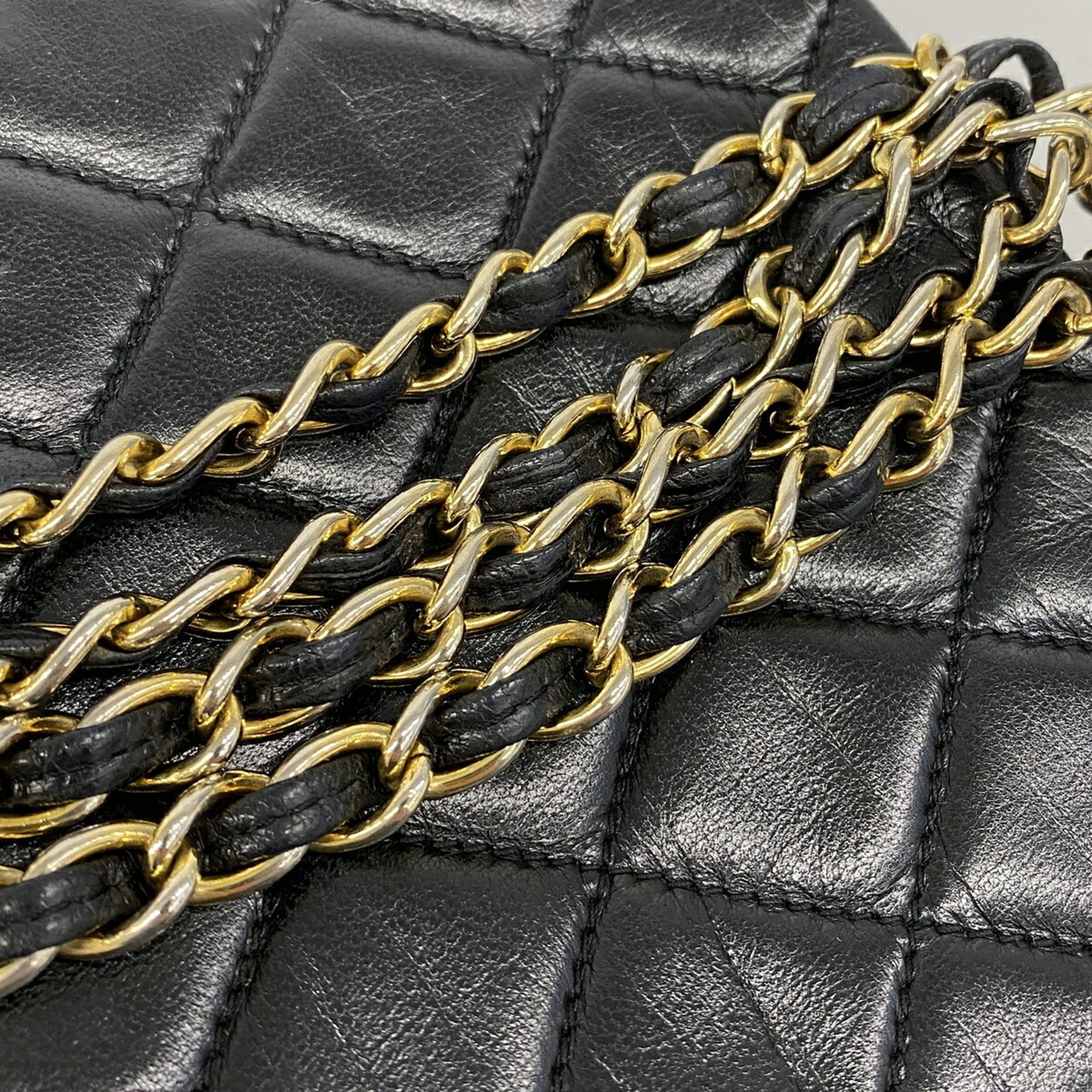 Chanel Black Leather Shoulder Bag (Pre-Owned)