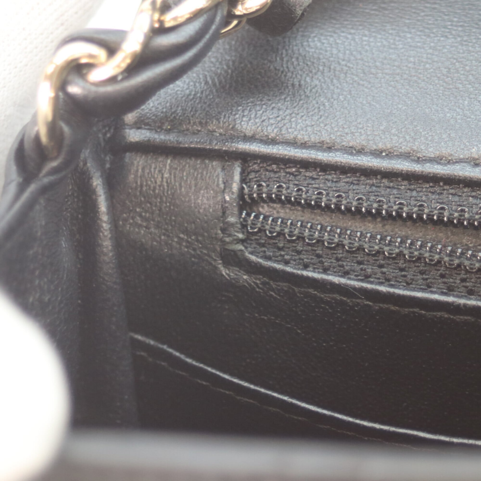 Chanel Black Leather Shoulder Bag (Pre-Owned)