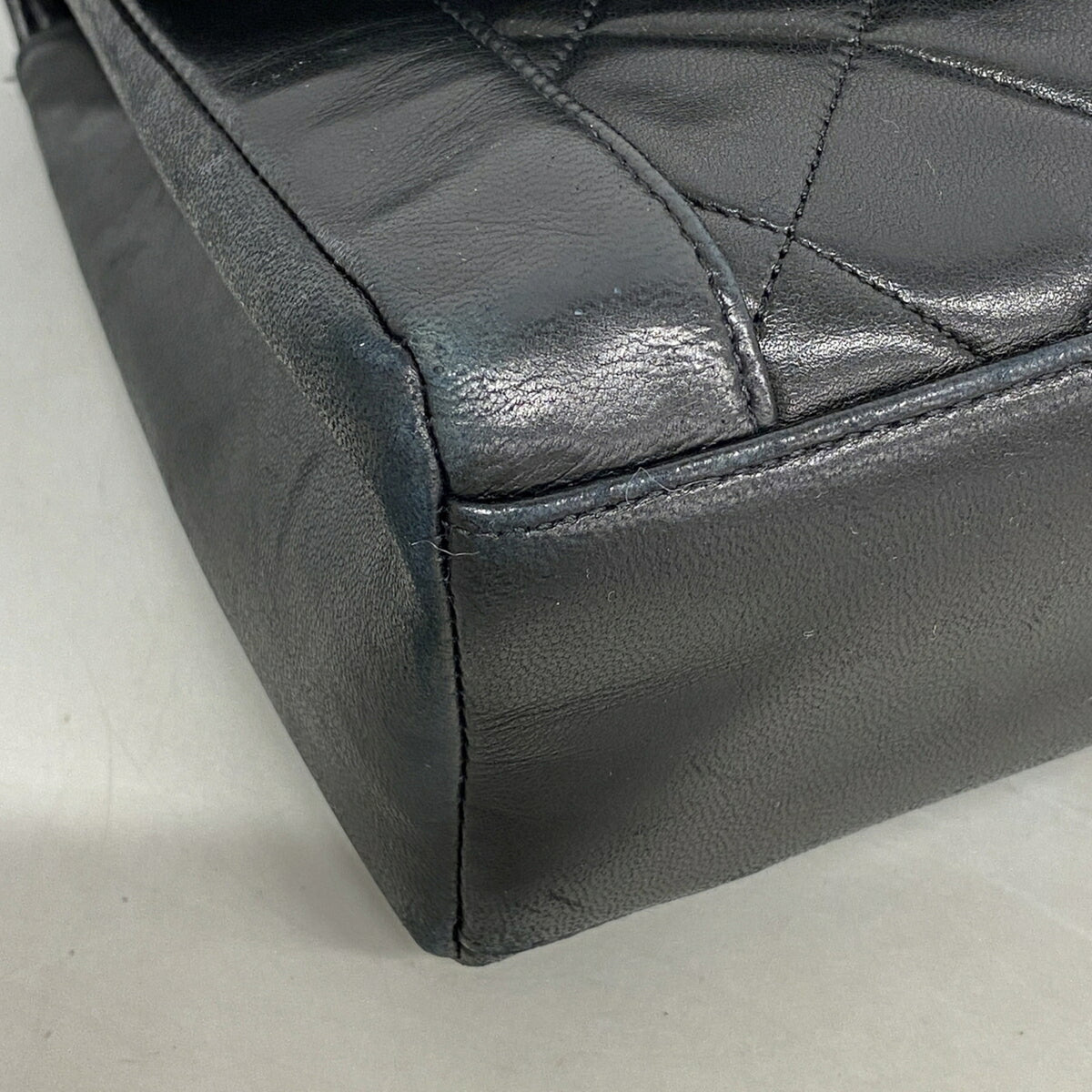 Chanel Black Leather Shoulder Bag (Pre-Owned)
