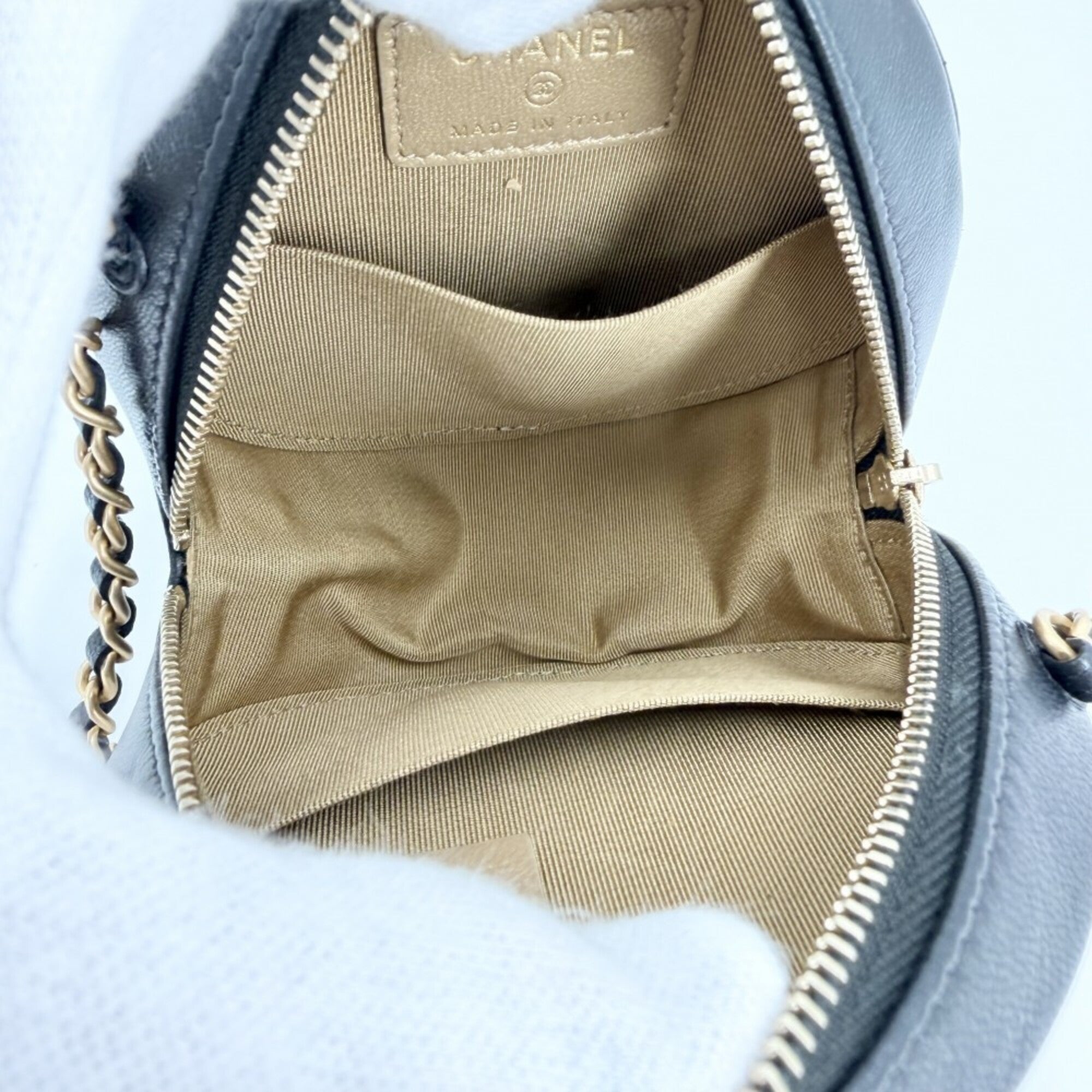 Chanel Black White Leather Shoulder Bag (Pre-Owned)