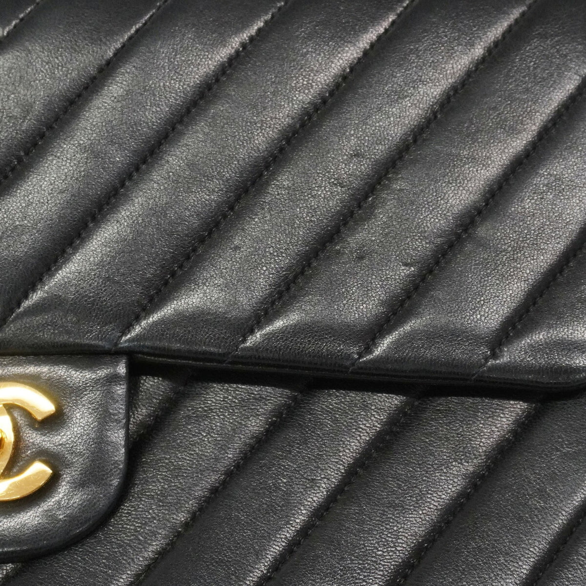 Chanel Black Leather Shoulder Bag (Pre-Owned)