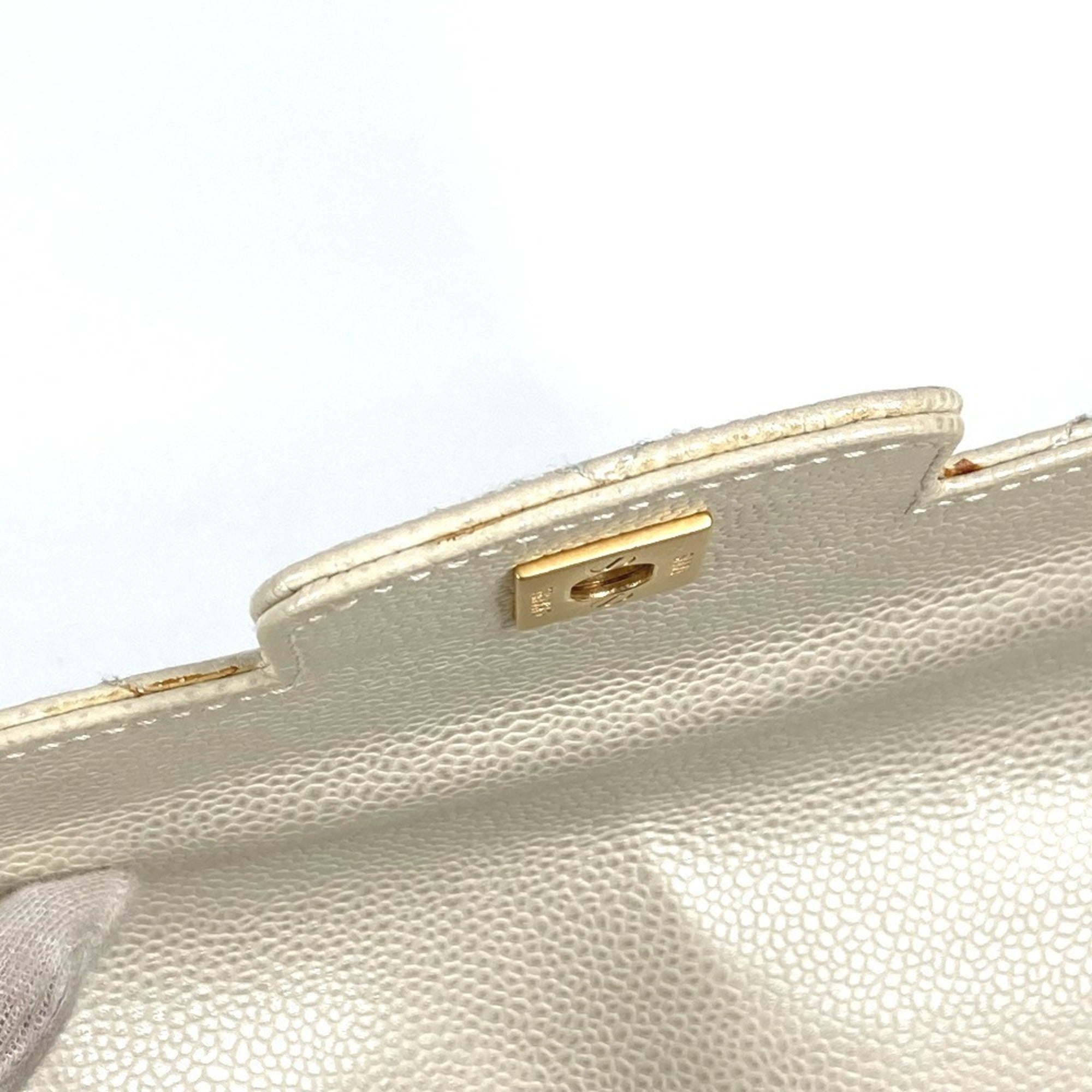 Chanel Matelasse White Grained Calfskin Shoulder Bag (Pre-Owned)