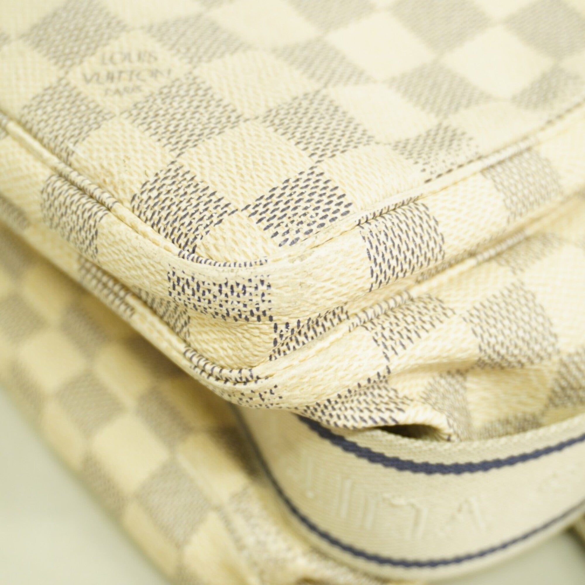 Louis Vuitton White Shoulder Bag (Pre-Owned)