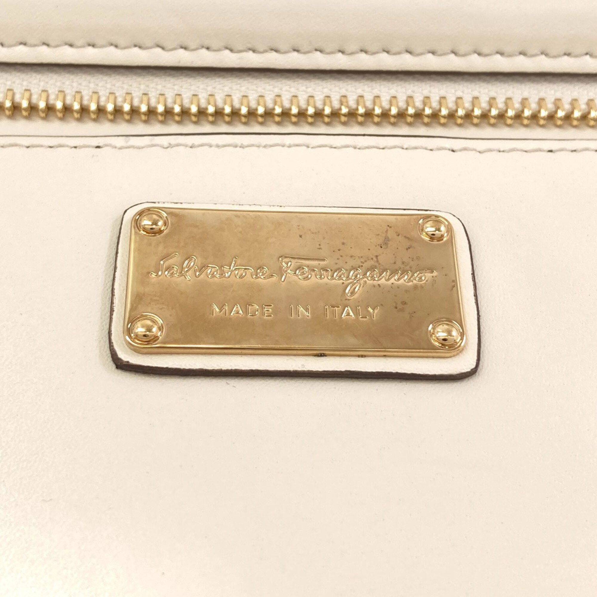 Salvatore Ferragamo White Leather Handbag (Pre-Owned)