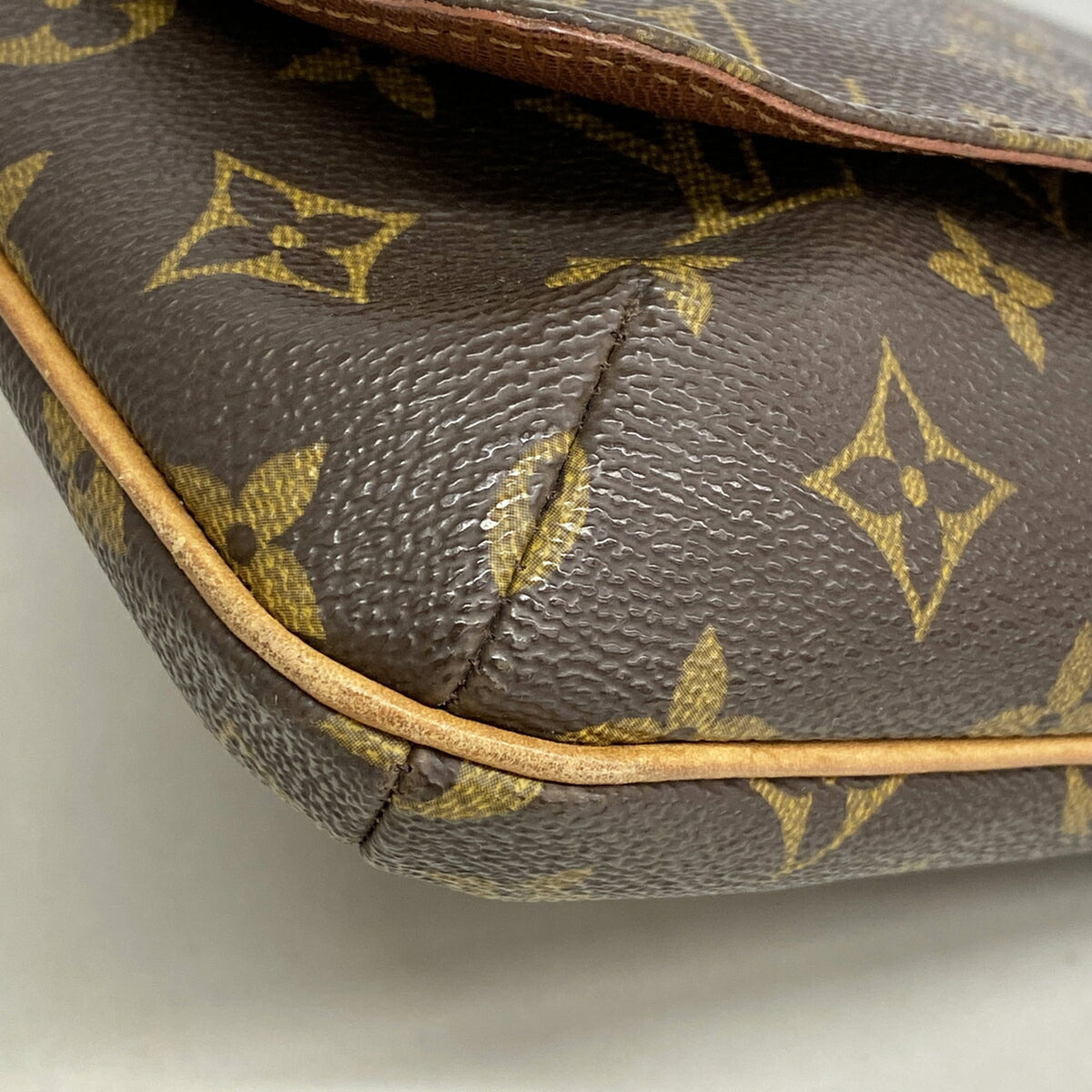 Louis Vuitton Brown Shoulder Bag (Pre-Owned)