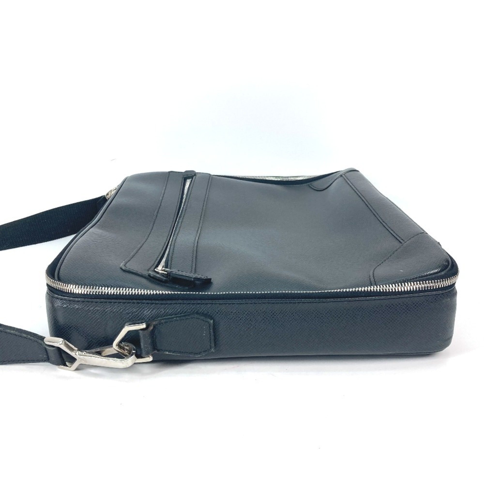 Louis Vuitton Ardoise Black Taiga Leather Handbag Shoulder Bag (Pre-Owned)