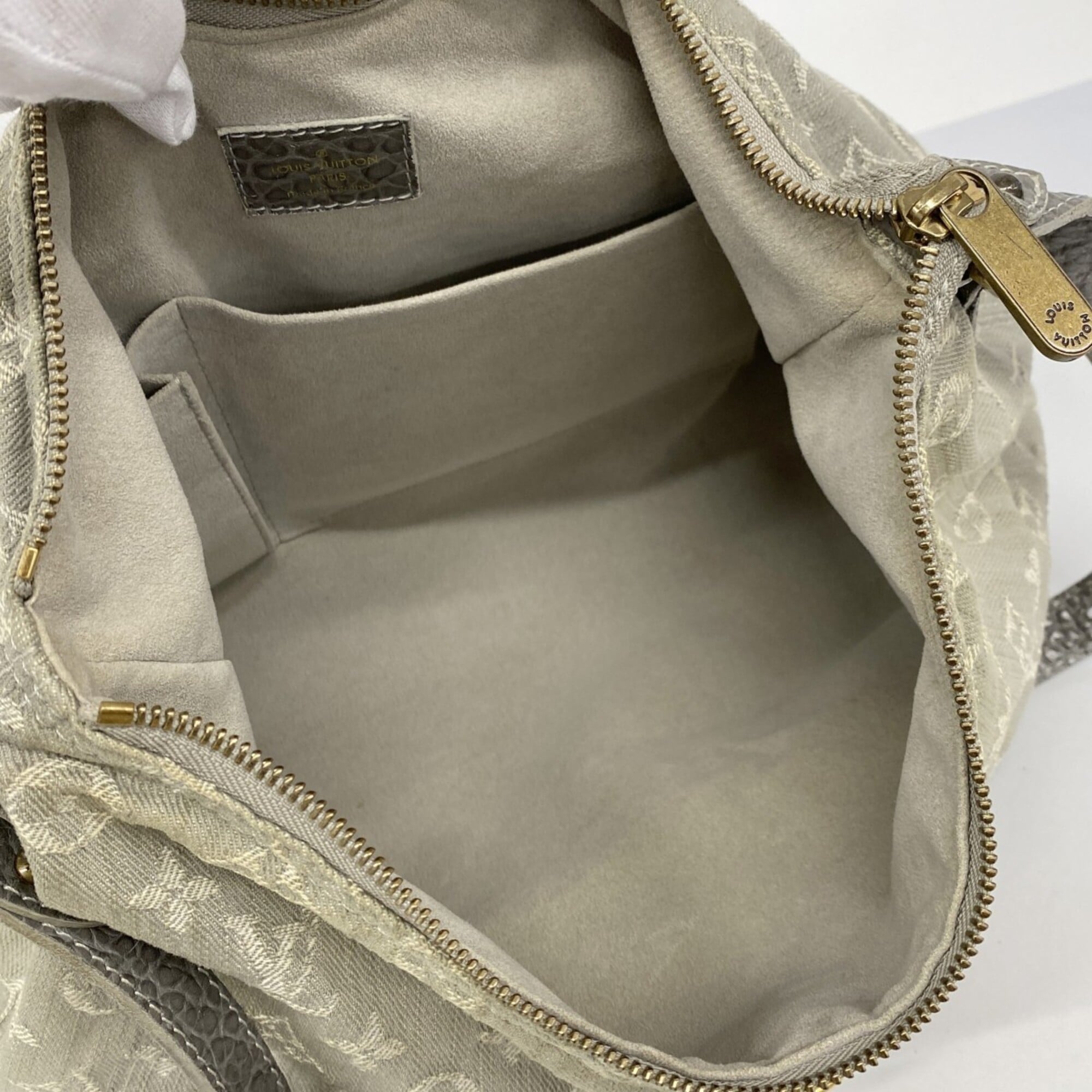 Louis Vuitton Gris Shoulder Bag (Pre-Owned)