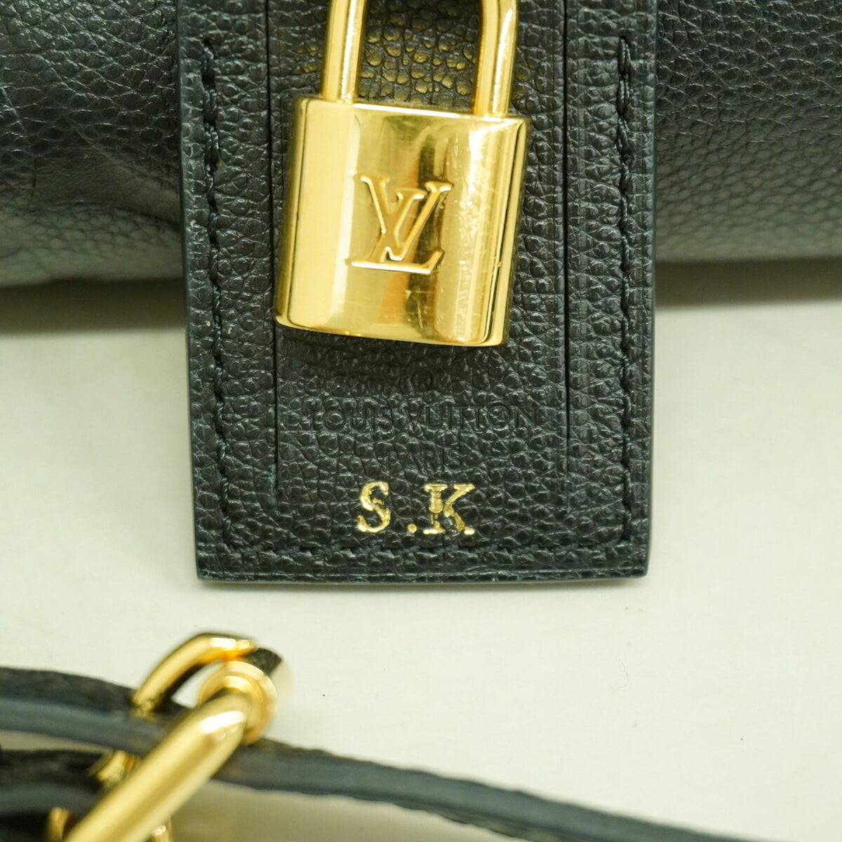 Louis Vuitton Noir Handbag (Pre-Owned)