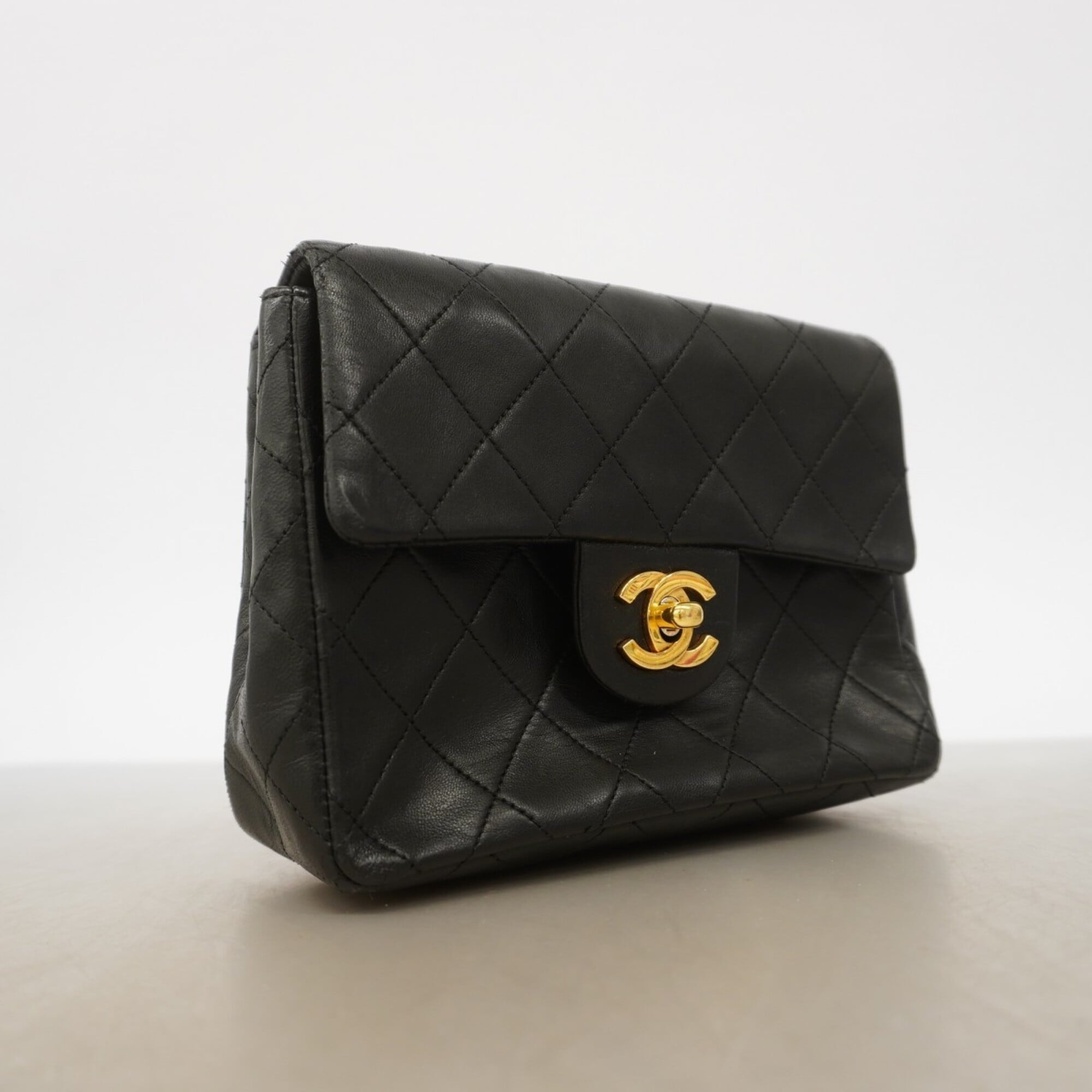 Chanel Black Leather Shoulder Bag (Pre-Owned)