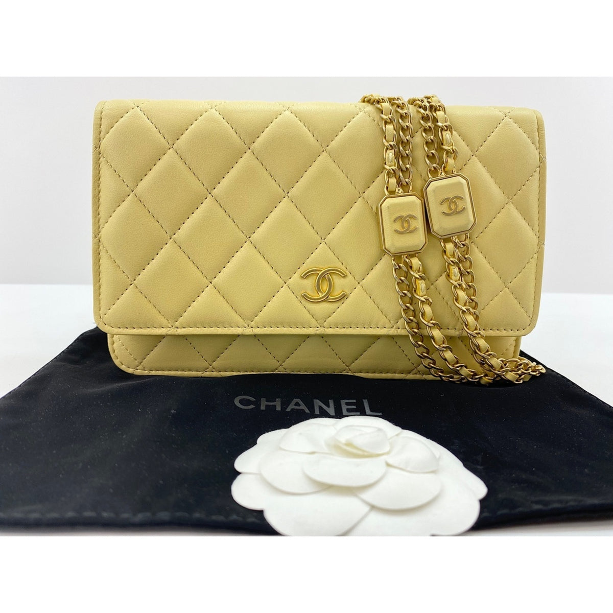 Chanel Yellow Shoulder Bag (Pre-Owned)