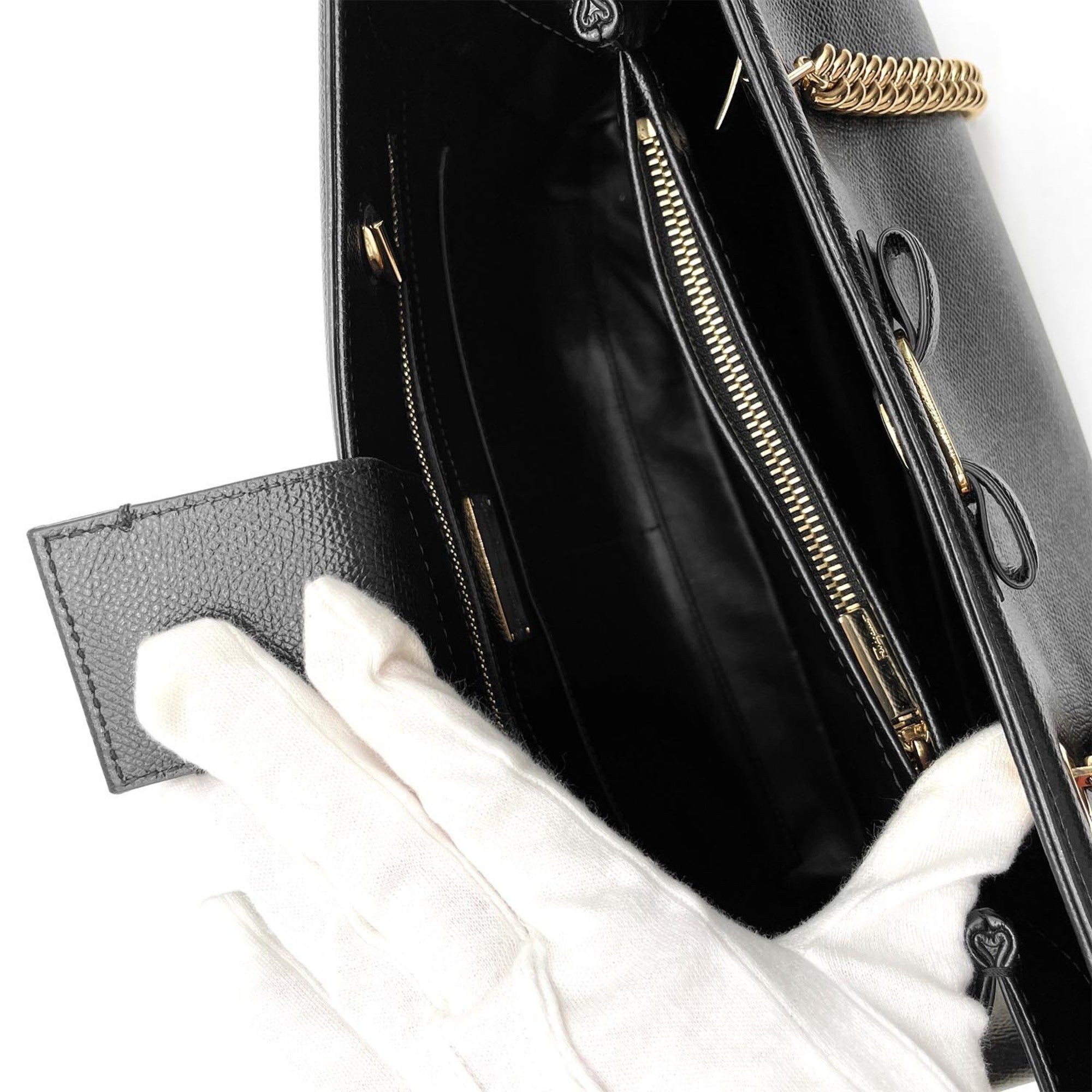 Salvatore Ferragamo Black Leather Shoulder Bag (Pre-Owned)