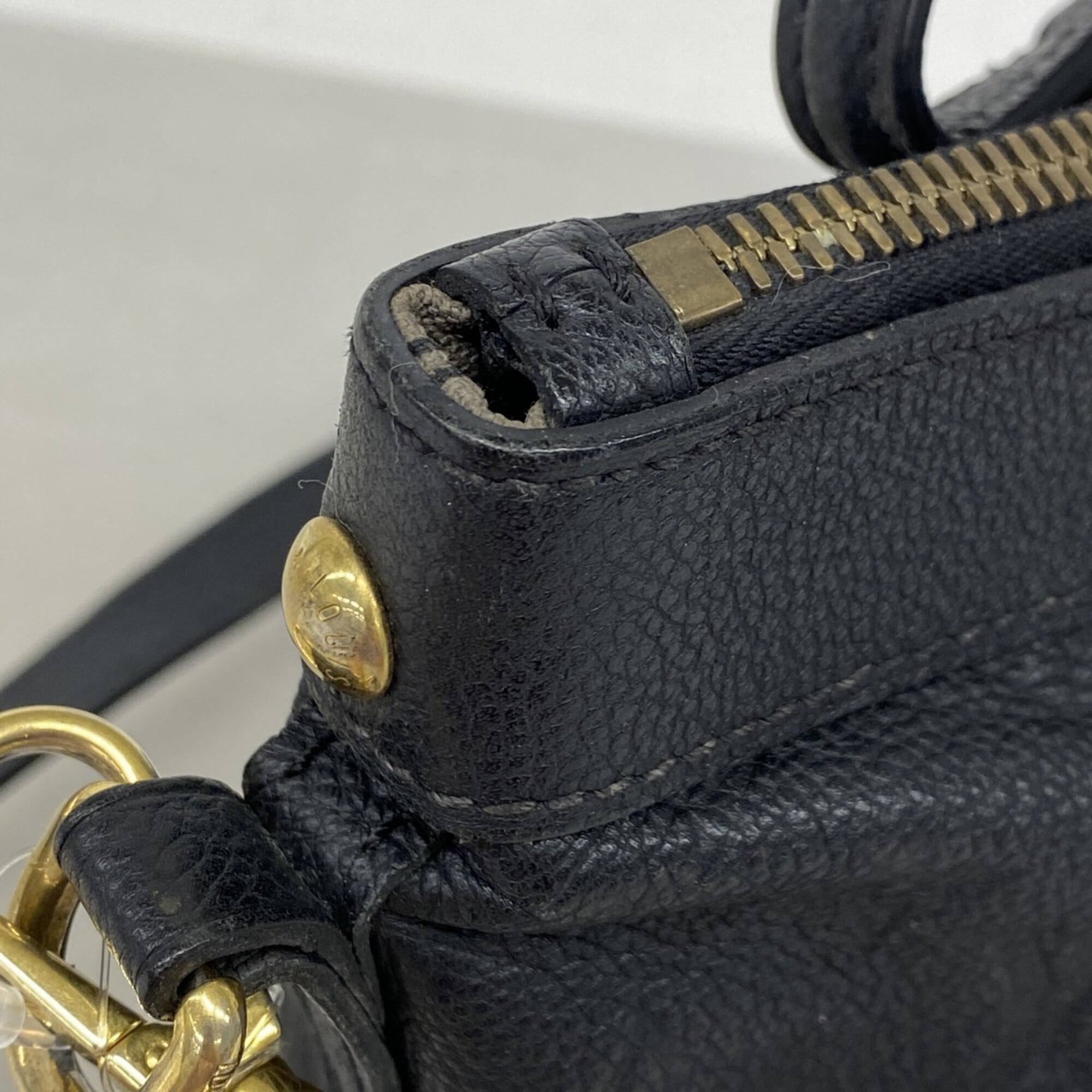 Louis Vuitton Noir Handbag (Pre-Owned)