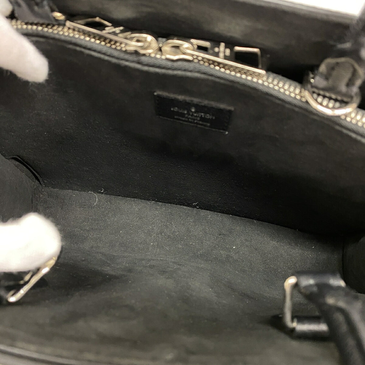 Louis Vuitton Noir Handbag (Pre-Owned)
