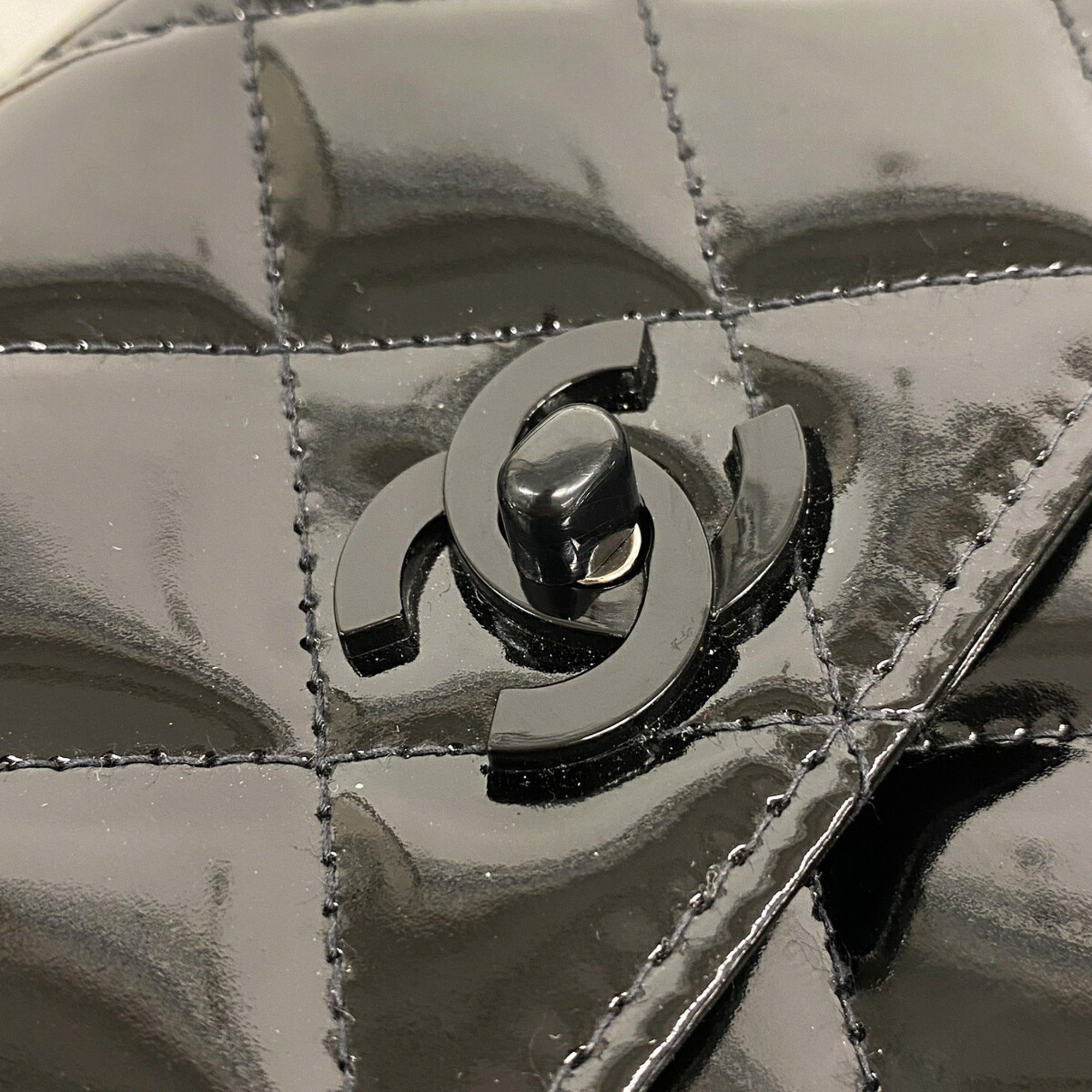 Chanel Black Patent Leather Shoulder Bag (Pre-Owned)