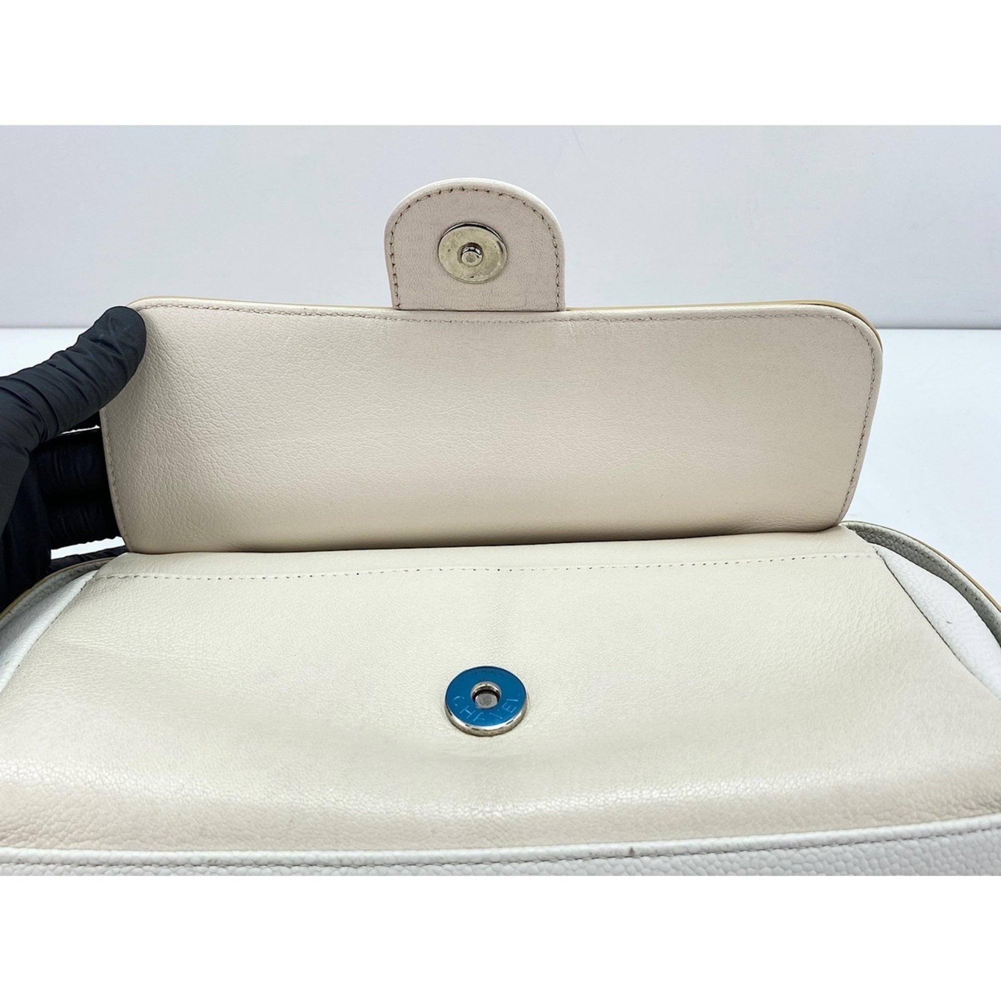 Chanel White Shoulder Bag (Pre-Owned)