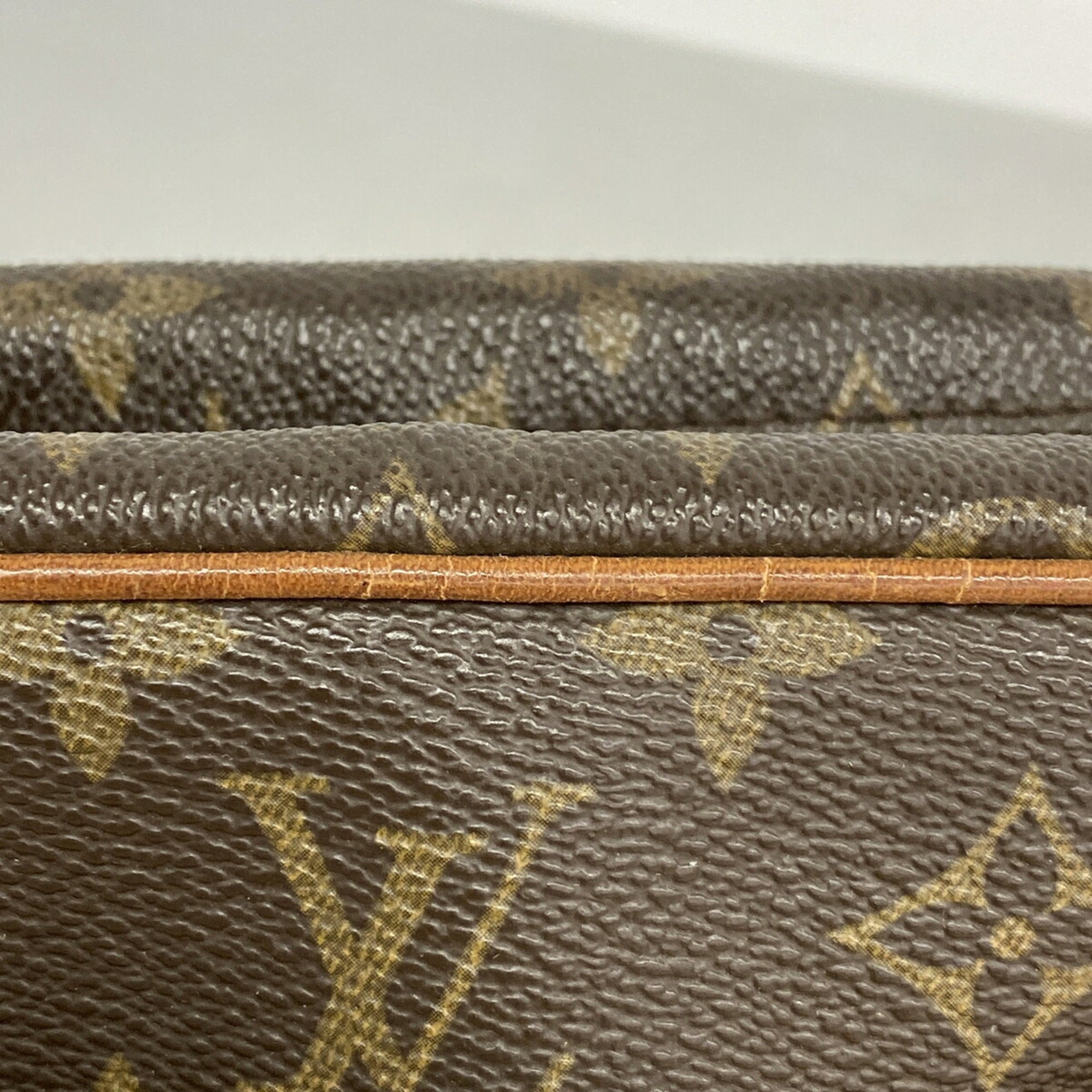 Louis Vuitton Brown Clutch Bag (Pre-Owned)