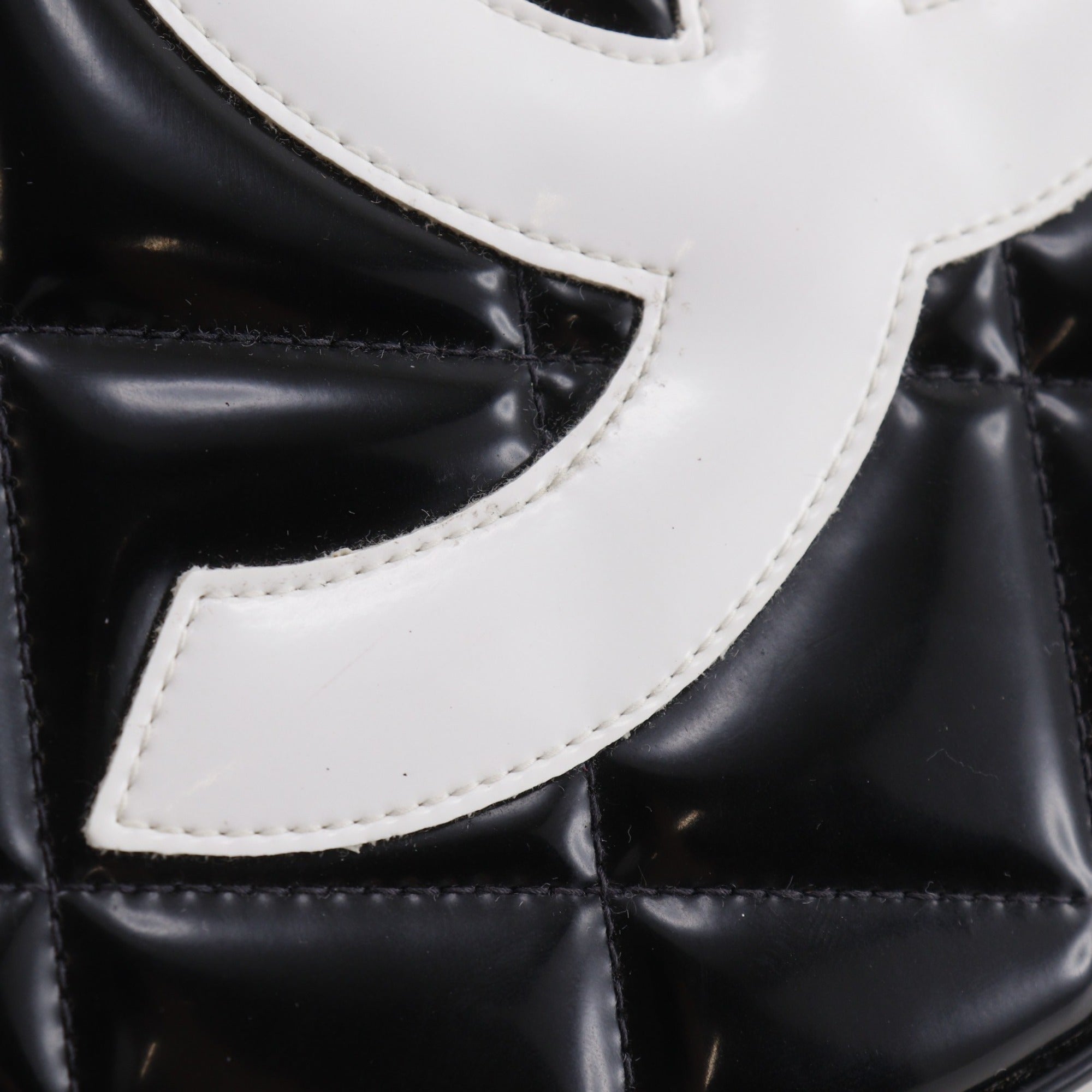 Chanel Black Patent Leather Handbag (Pre-Owned)
