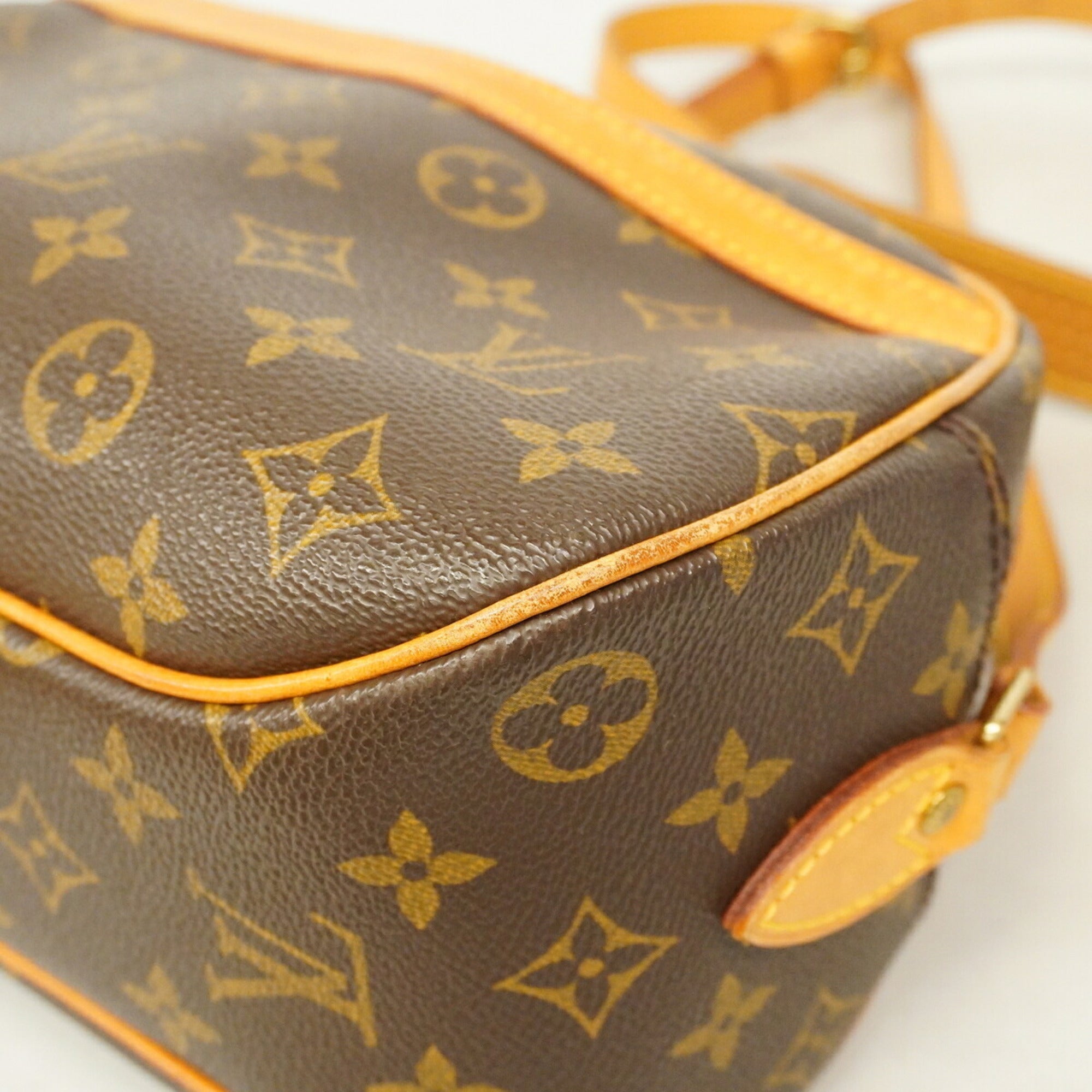 Louis Vuitton Brown Shoulder Bag (Pre-Owned)