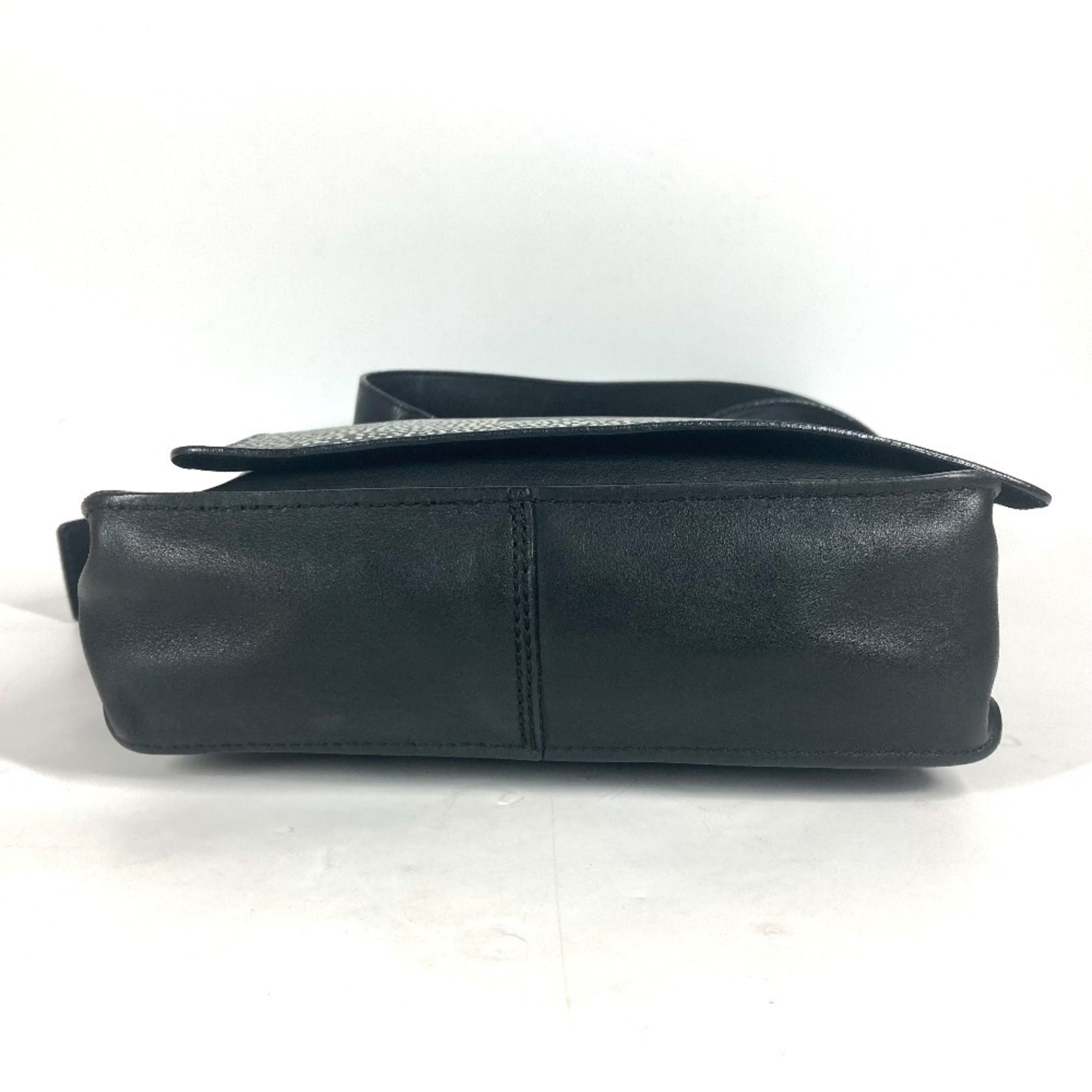 Chanel Black White Leather Shoulder Bag (Pre-Owned)
