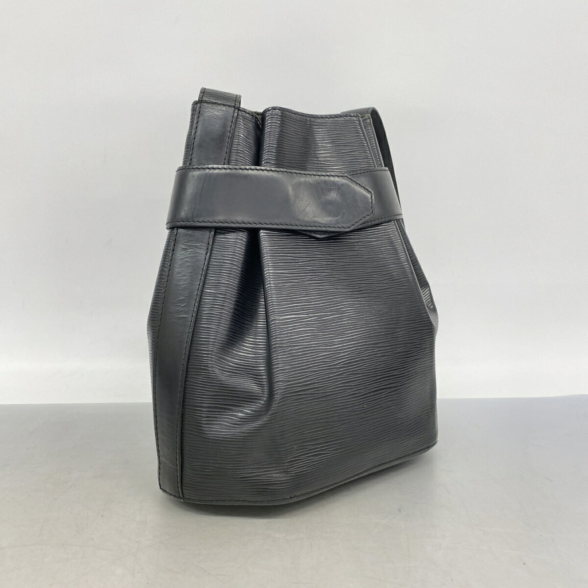 Louis Vuitton Noir Shoulder Bag (Pre-Owned)