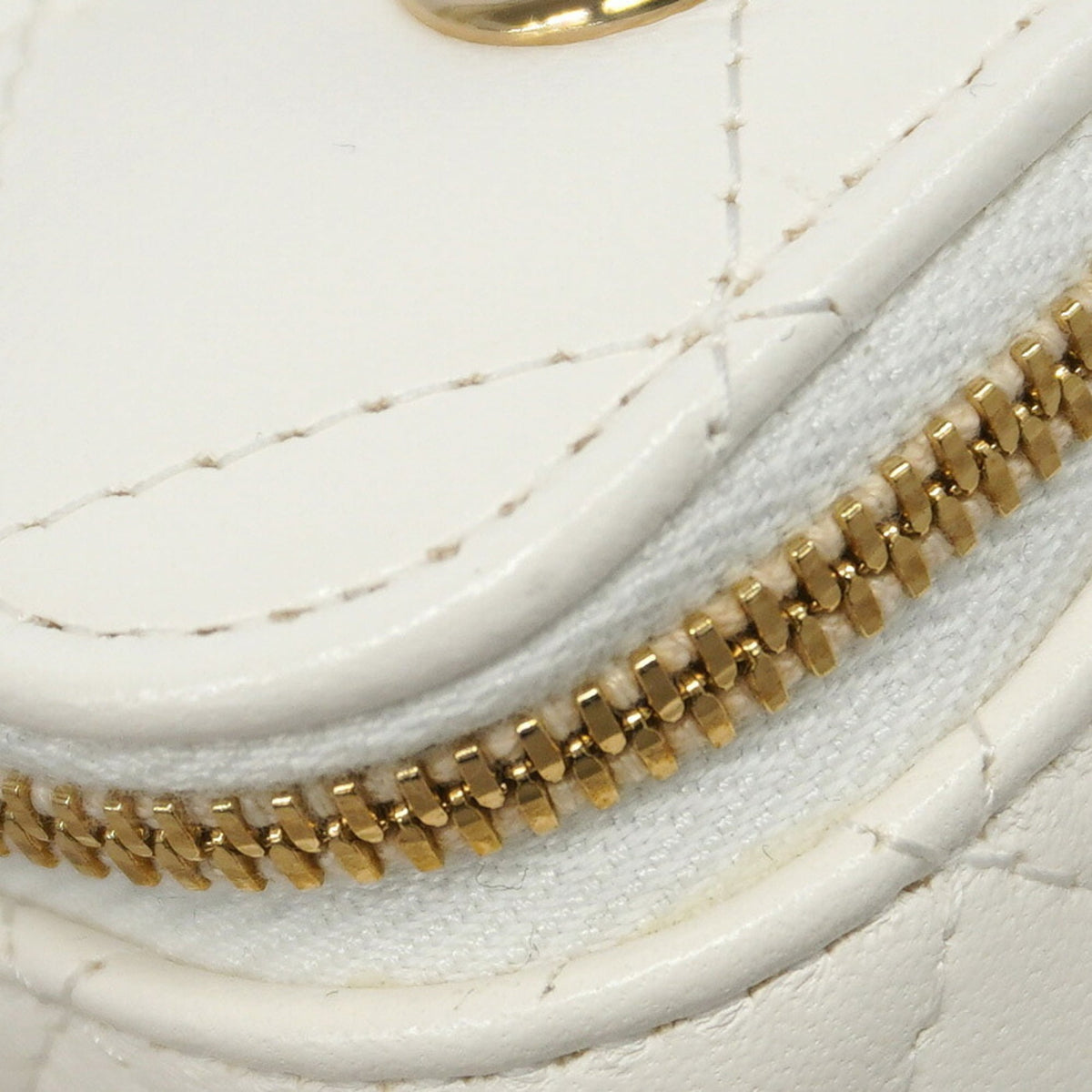 Chanel White Leather Vanity Bag (Pre-Owned)