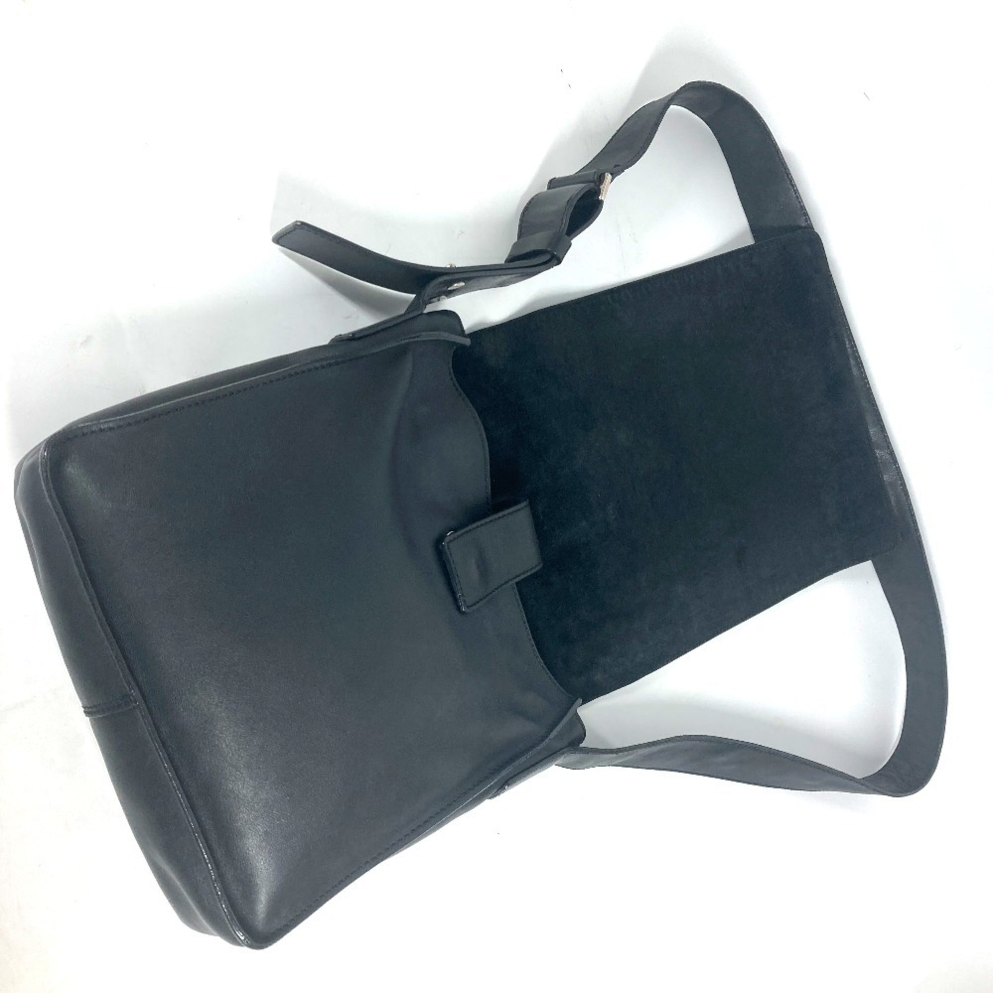 Chanel Black White Leather Shoulder Bag (Pre-Owned)